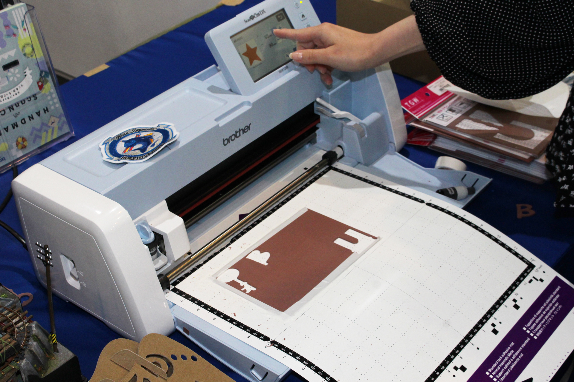 素材を本体のマットの上に乗せて、タッチパネルのモニターで操作する