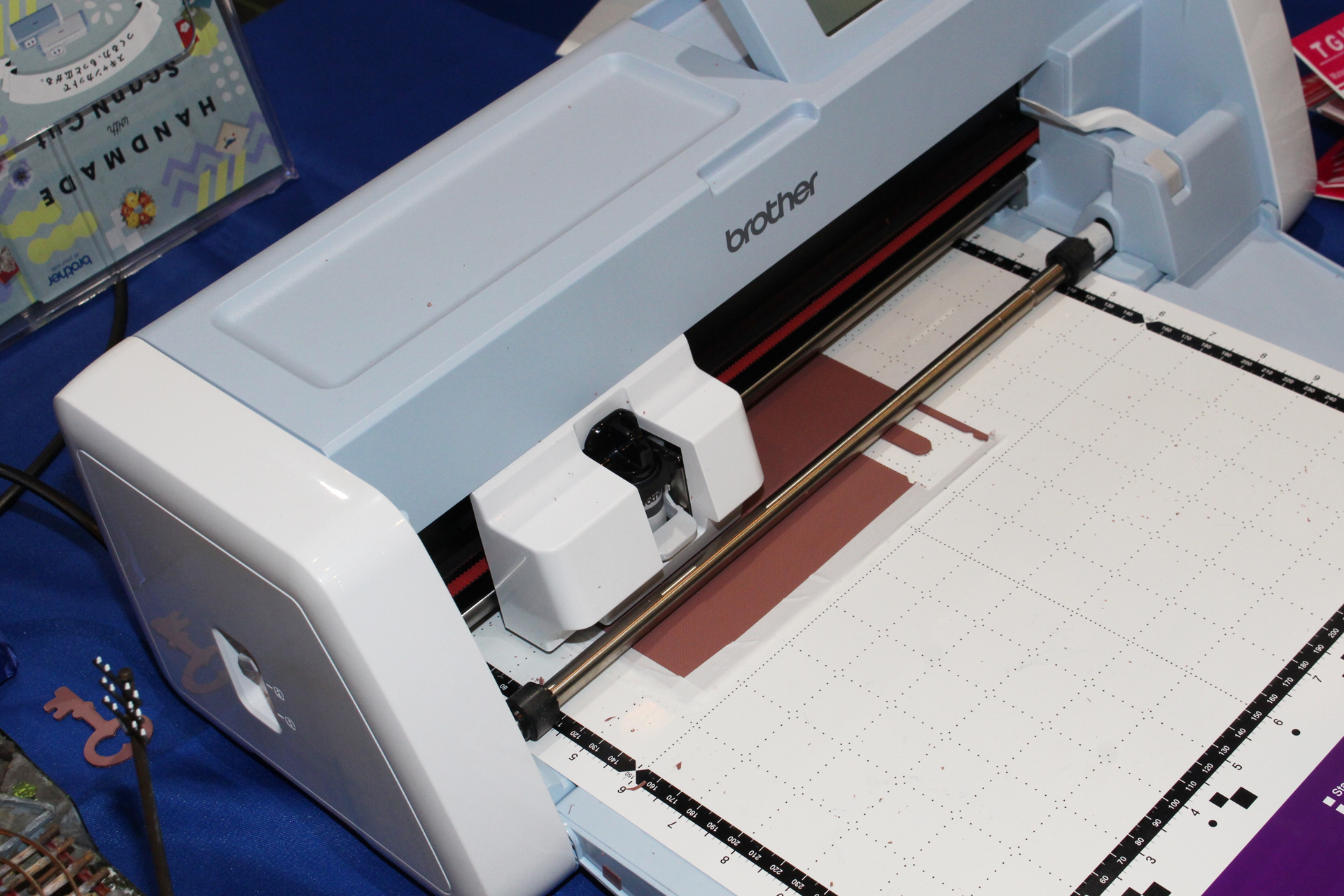 刃のホルダーがついた部分が動き、カットを行う。作業時間は絵柄や素材で変わる