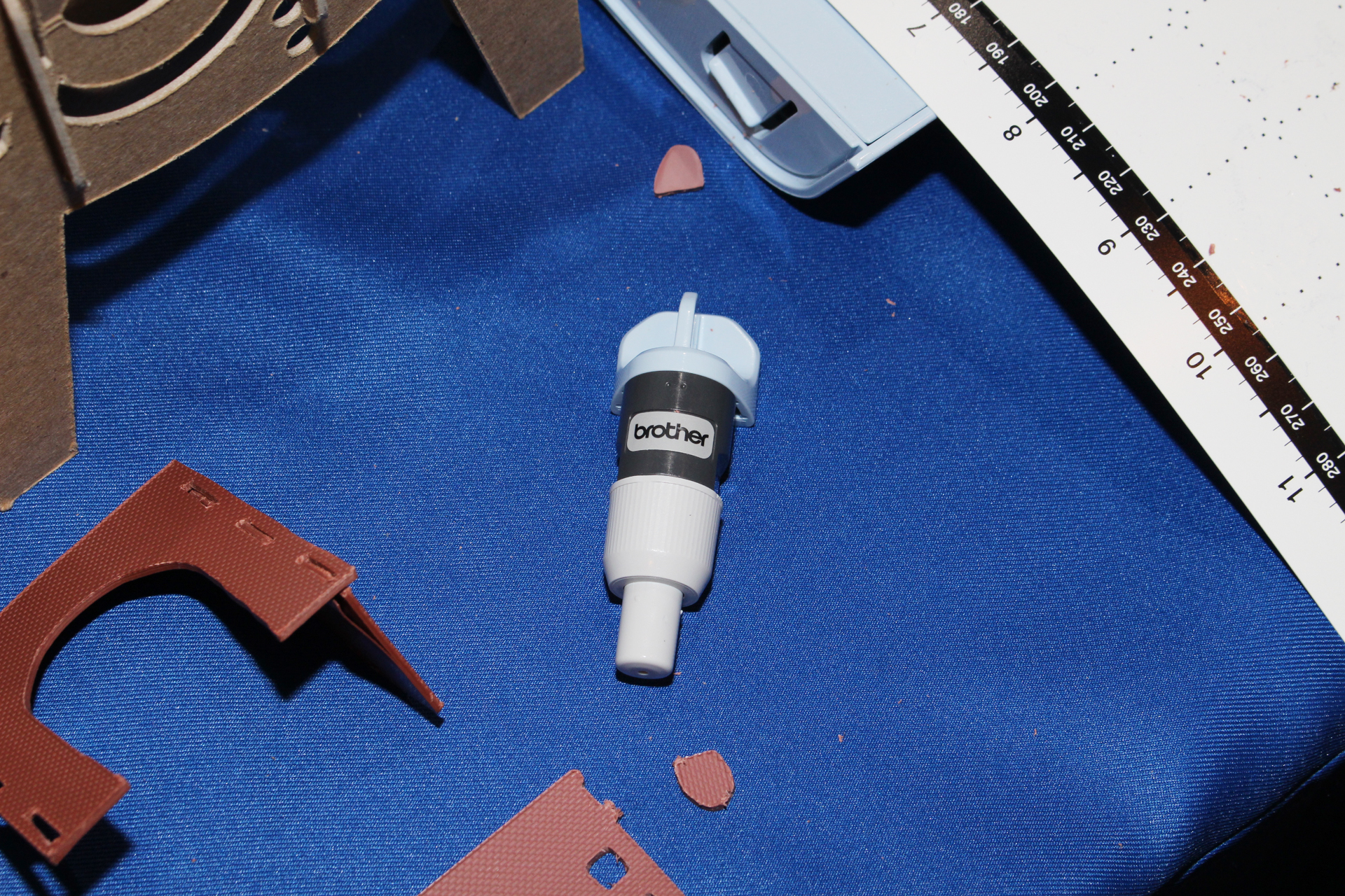 刃が内蔵されたホルダー。切る素材や厚さなどで交換して使う。絵を描くためのペンホルダーにも交換可能