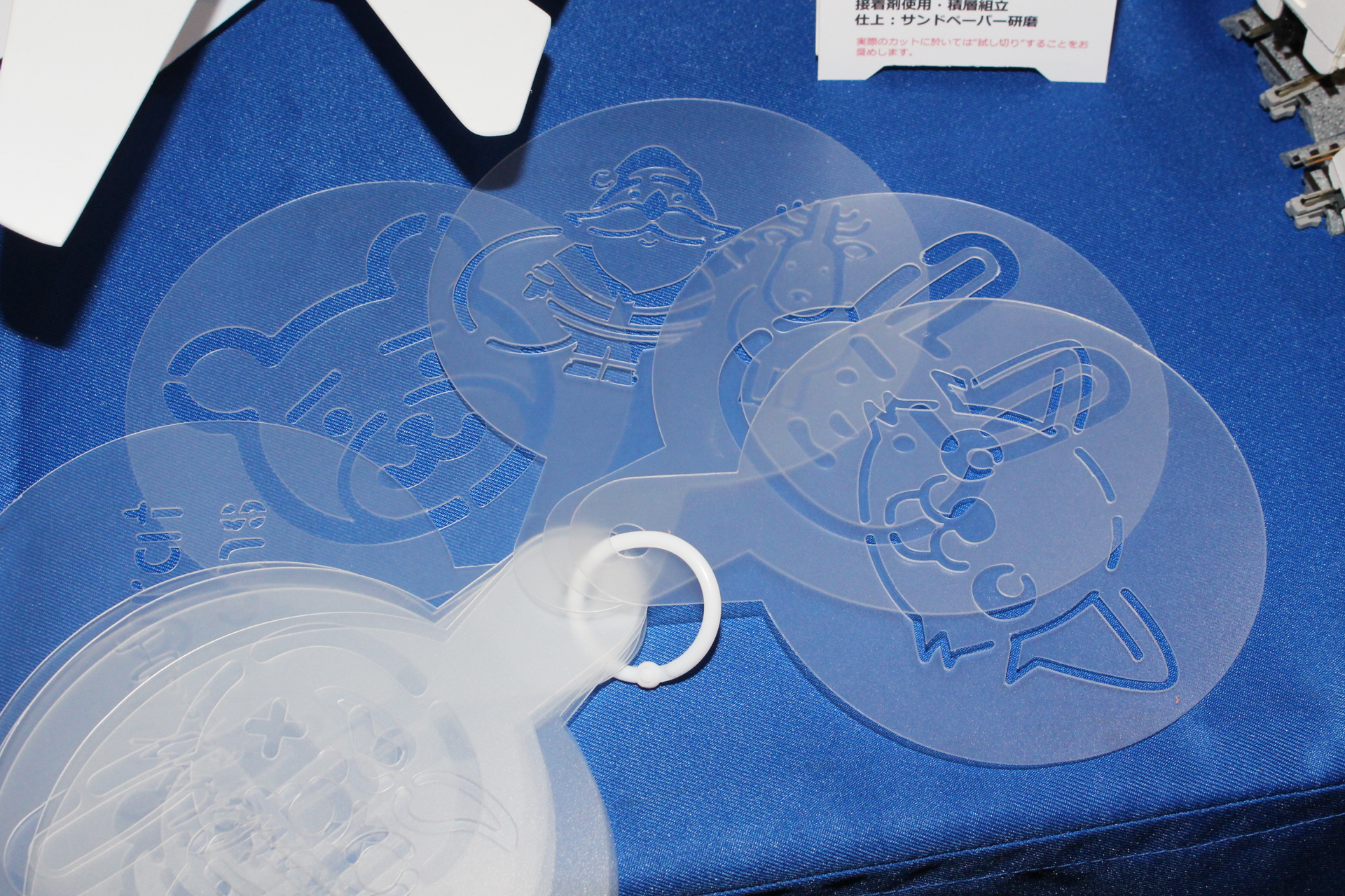 ステンシルアートに使う型紙。樹脂素材も読み込ませた絵や模様の通り綺麗に切り抜いてくれる