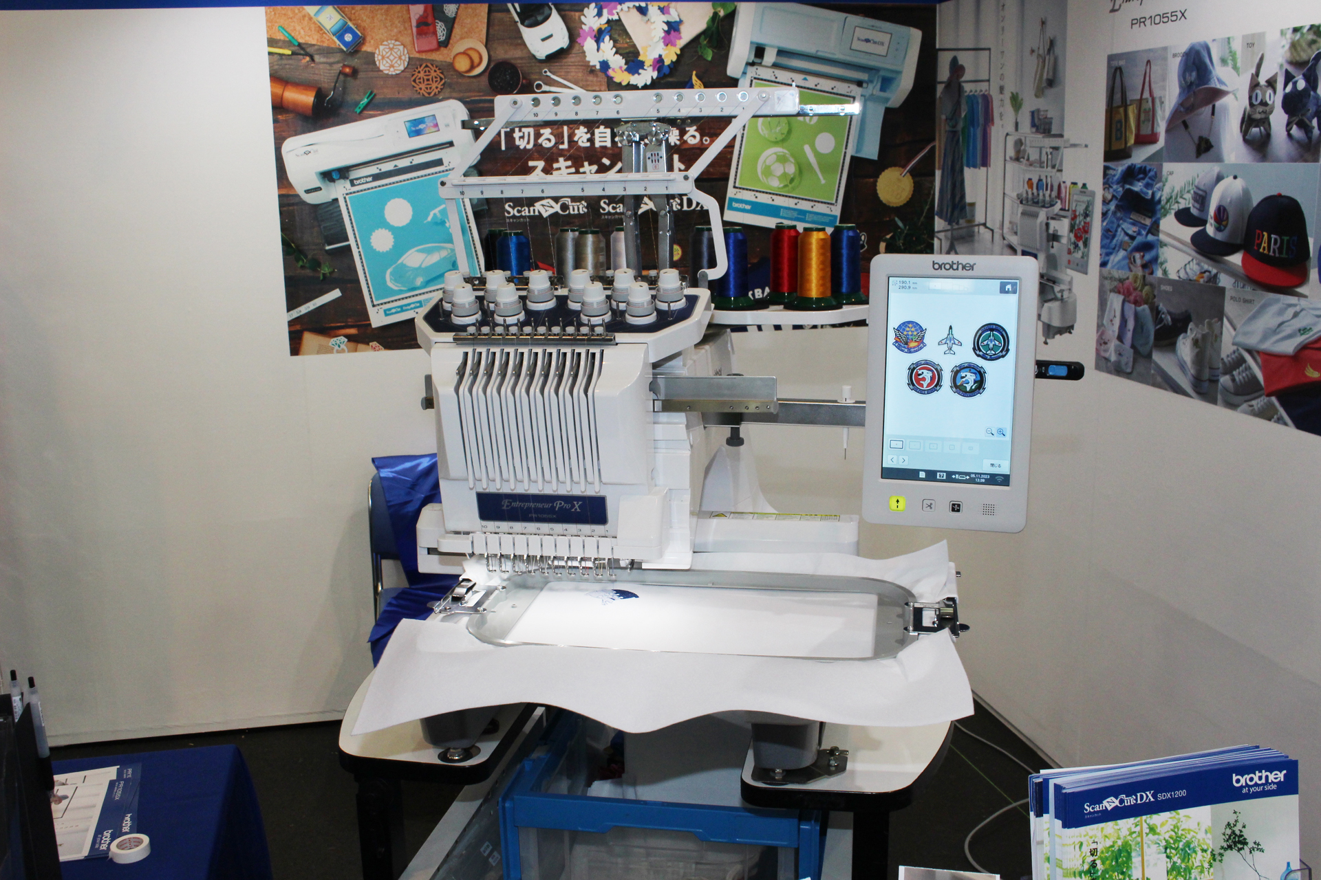 「業務用刺しゅうミシン PR1055X」。価格は1,562,000円（税込）