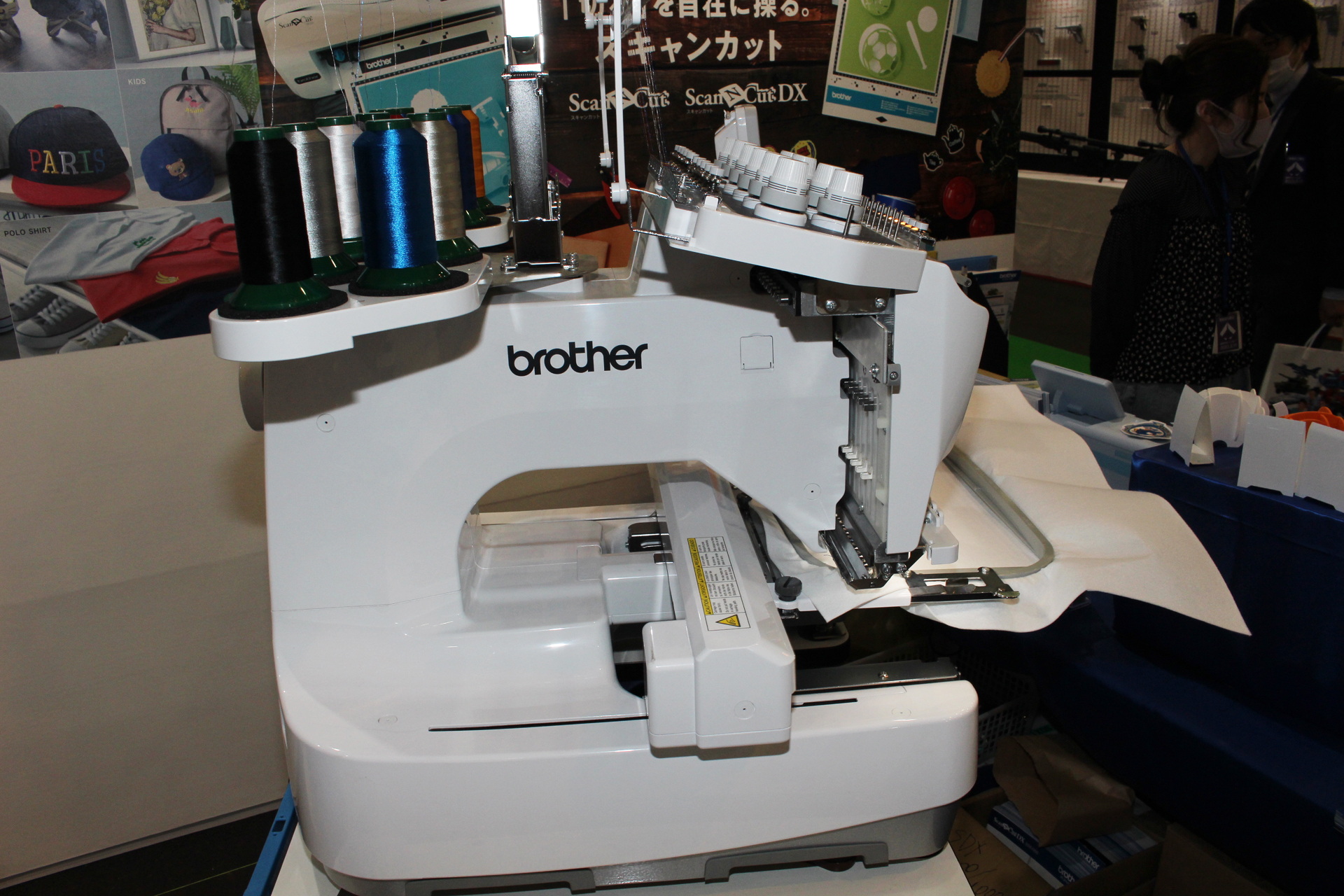 正面から見ると独特の姿だが、横から見ると一般的なミシンと同じ形をしているのがわかる