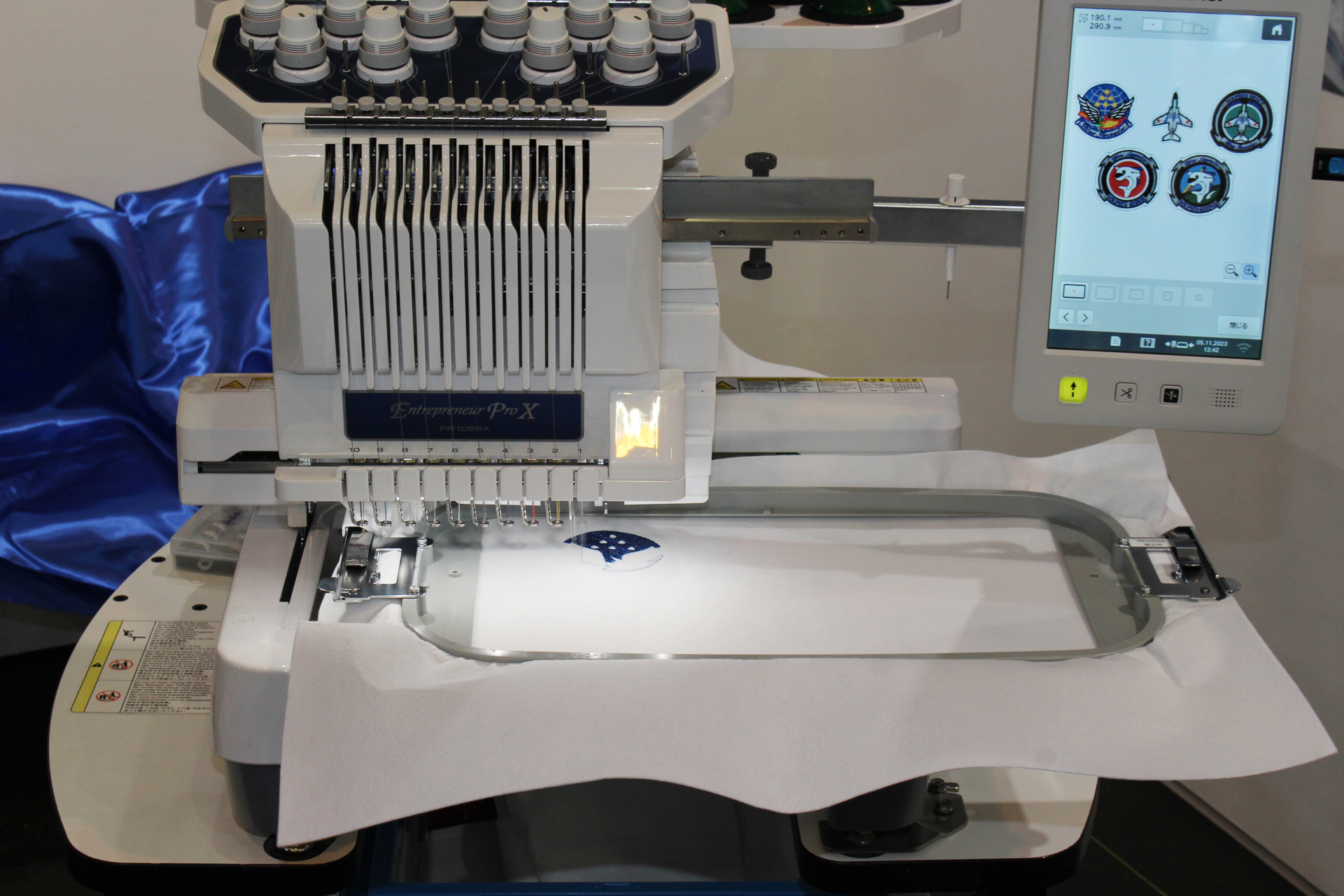 作業中の様子。作業はカメラで捉えていて、付属のモニターでも見られる