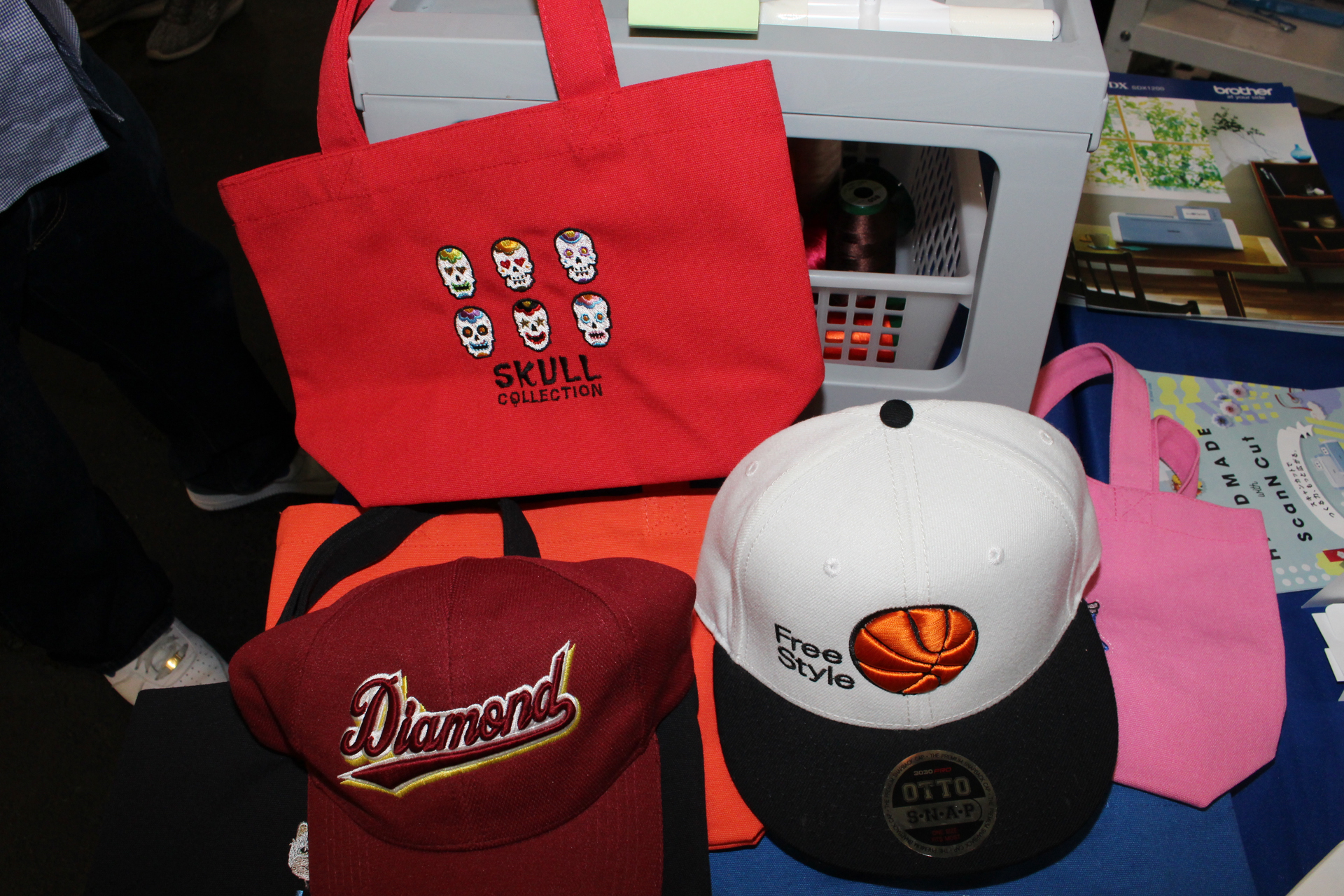 グッズなどにも直接刺しゅうを行える。右下のキャップのボール部分のように、厚みを出して作ることも可能。別売りのデザインデータも販売中だ