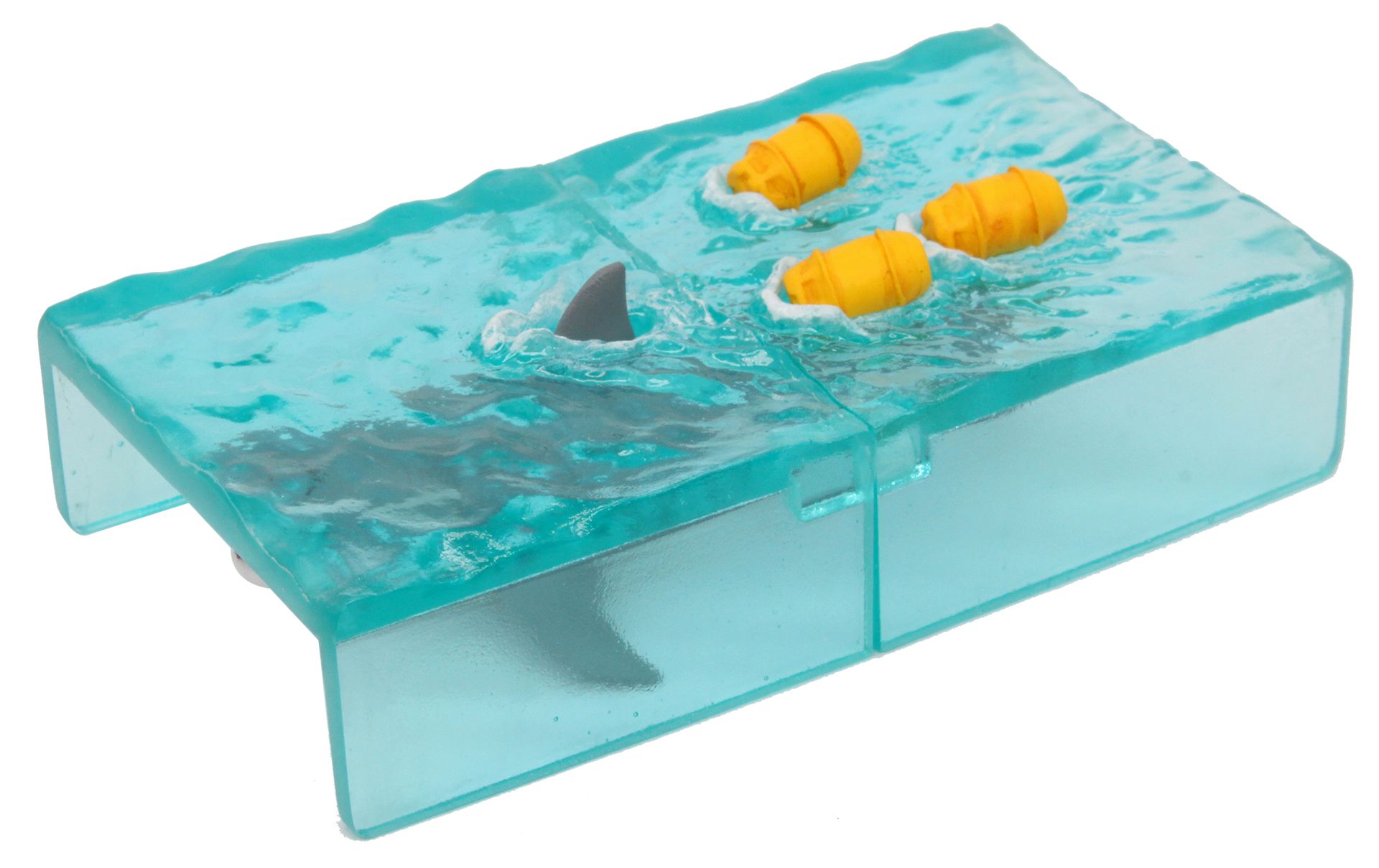 人間の撃ち込んだ浮き樽をものともせず、引きずって泳ぐ鮫のシーンを立体化