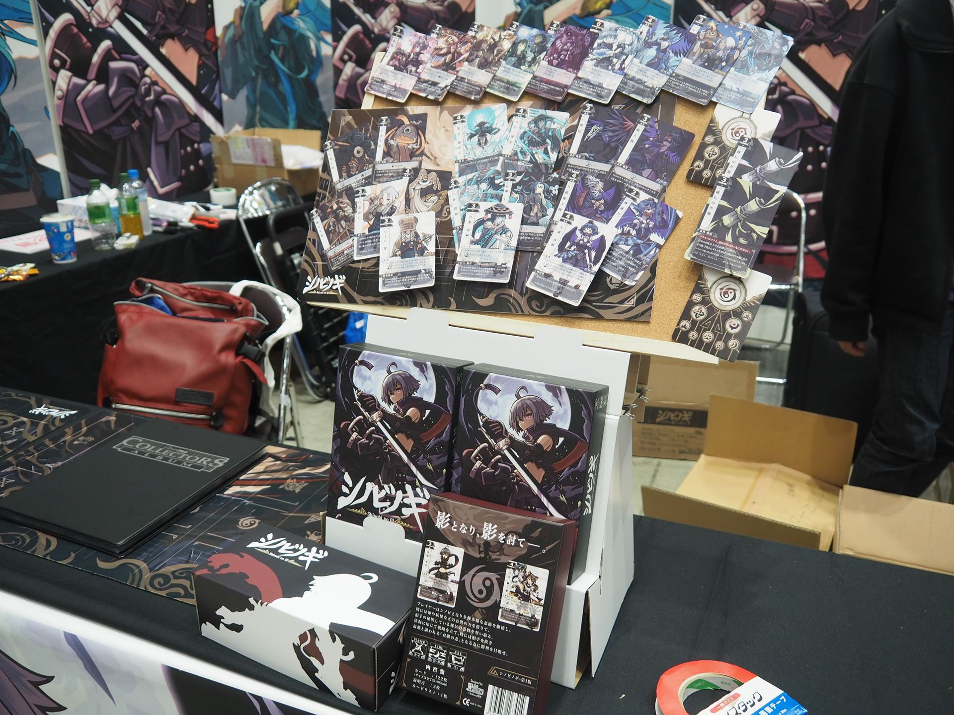 ウェーブルーズのブースで展示・販売されていた「シノビノギ」。二人のシノビを組み合わせて対戦する「情報隠匿カードゲーム」だ