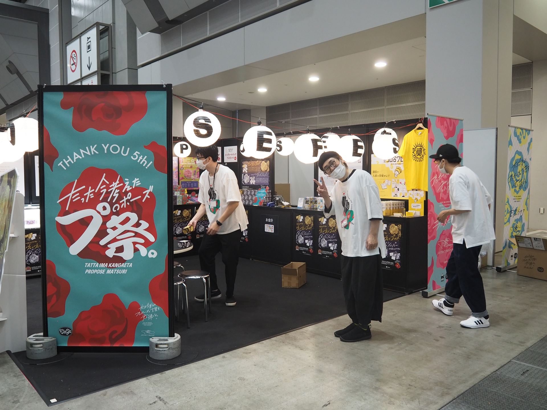 ClaGlaのブースでは、人気のカードゲーム「たった今考えたプロポーズの言葉を君に捧ぐよ。」関連製品などの展示・販売を行なっていた