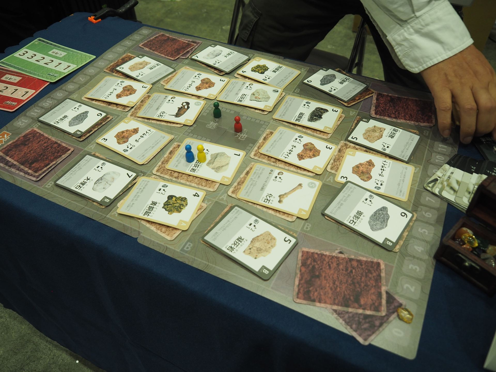 「ハックツ!!」は、地層を掘り進めて鉱石を集めていくゲームだ