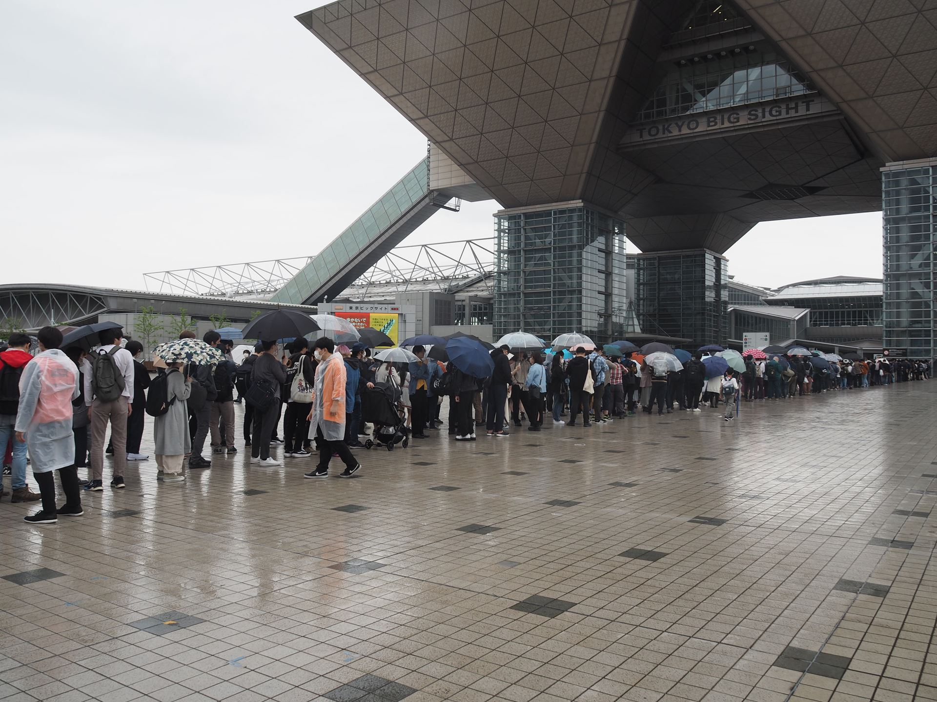 初日の午後2時半頃の屋外待機列の様子