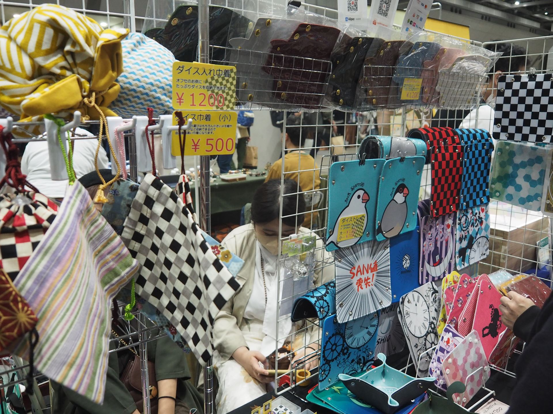こちらのブースではダイストレイやダイス巾着などが展示・販売されていた