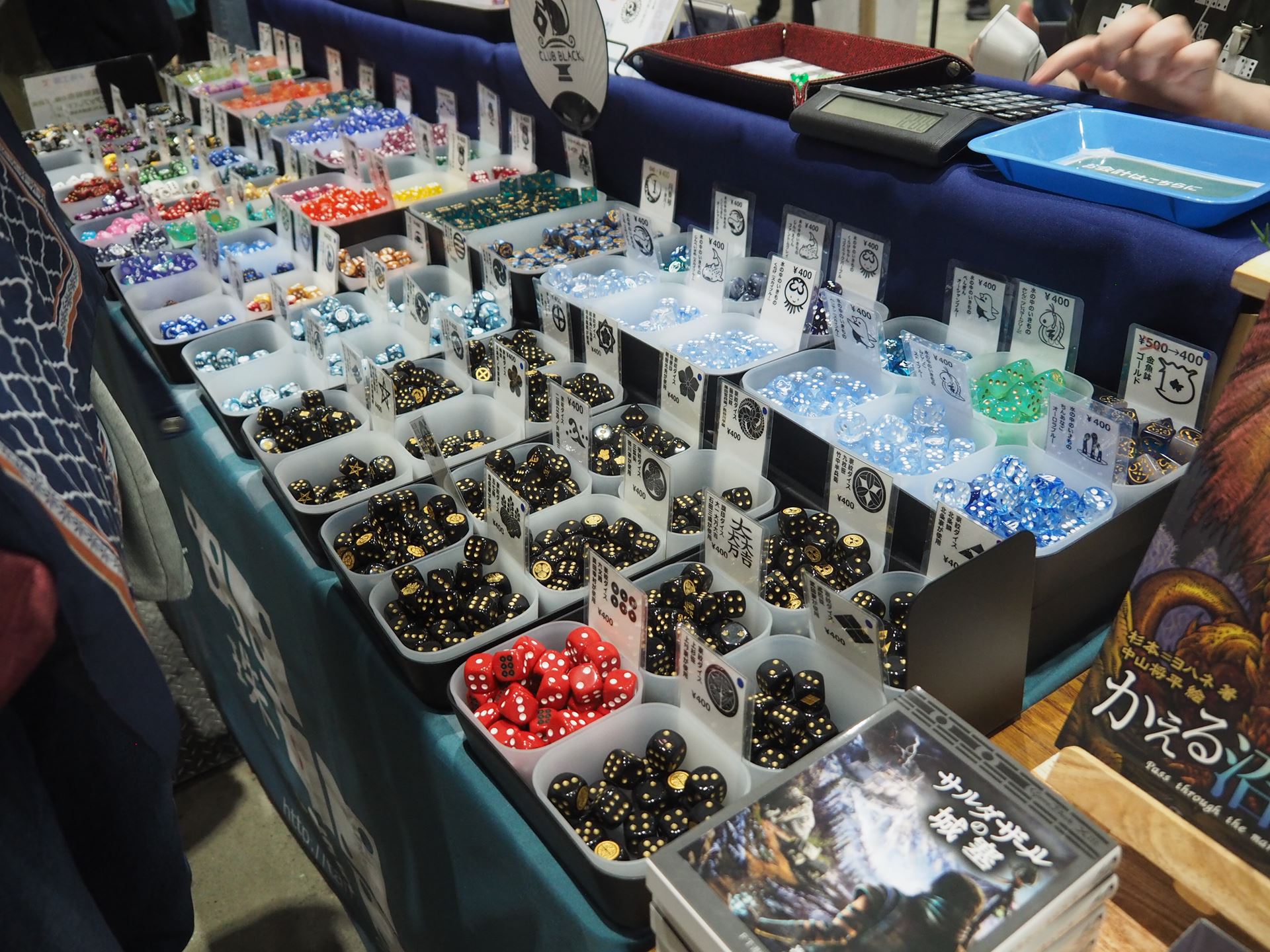 「珠工房」のオリジナルダイス。購入希望者の列ができていた