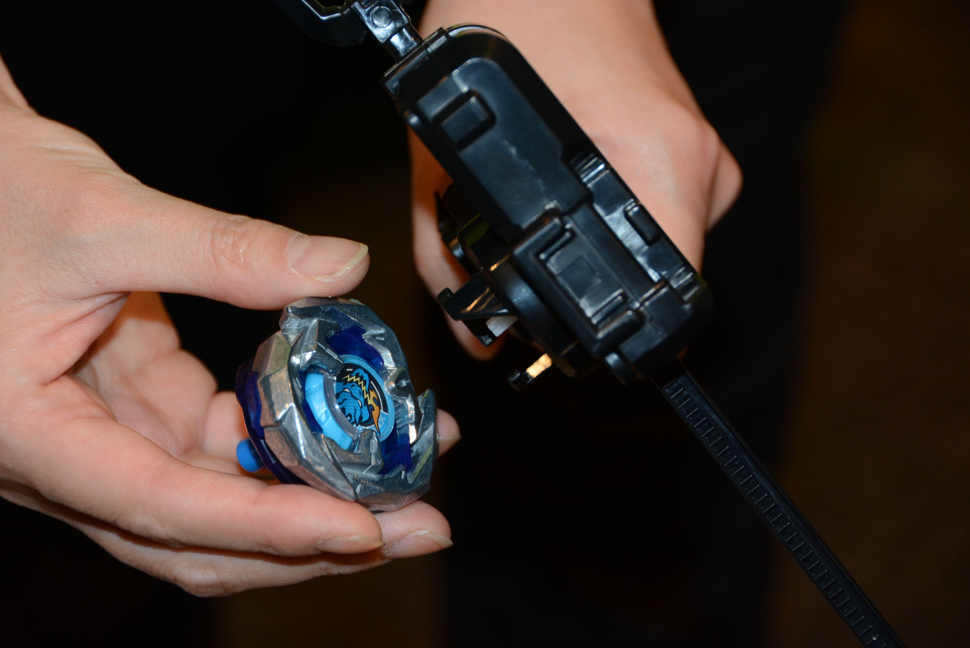 ベイをシューターにセット、レールを引き抜くことでベイは高速回転し打ち出される