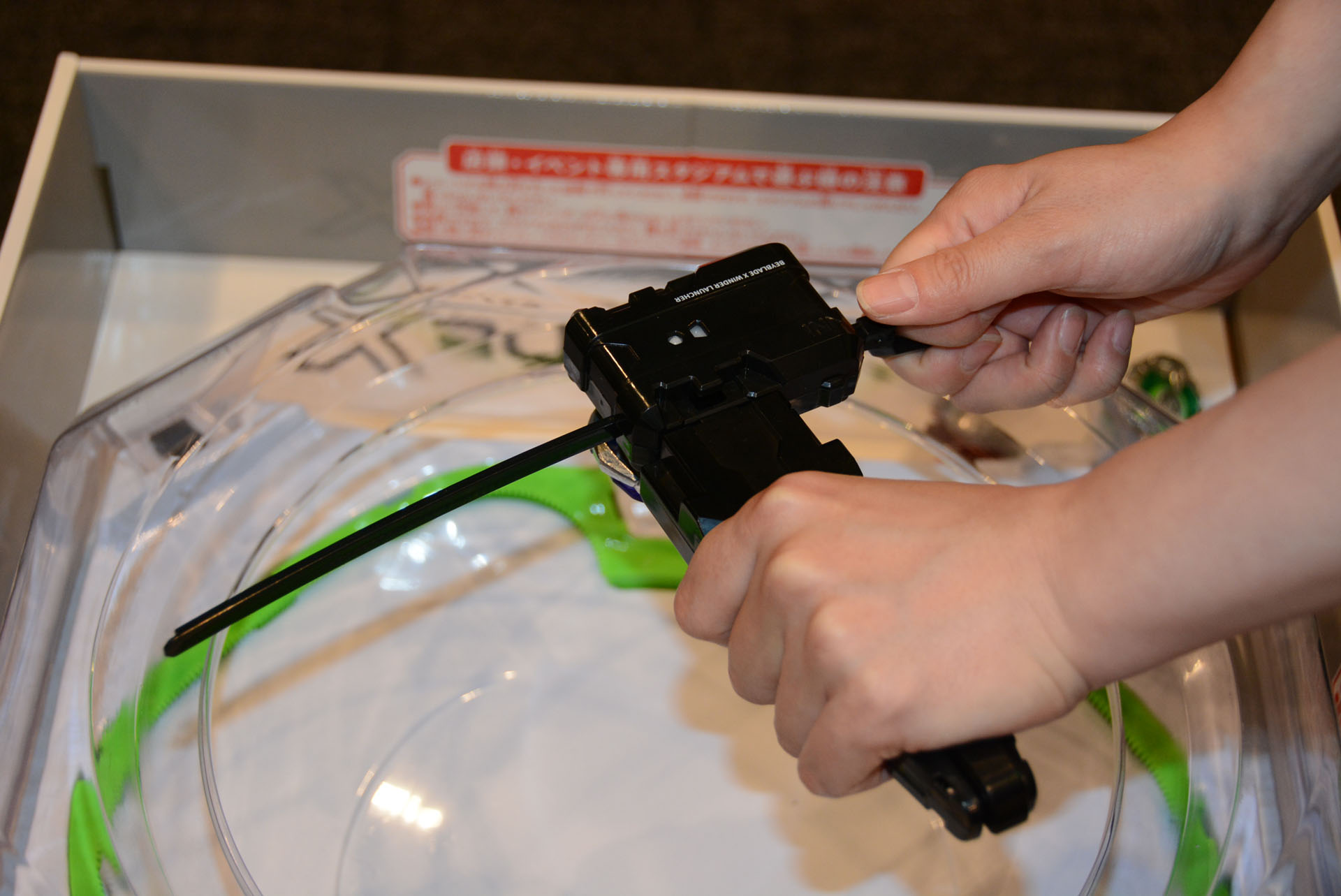 ベイをシューターにセット、レールを引き抜くことでベイは高速回転し打ち出される