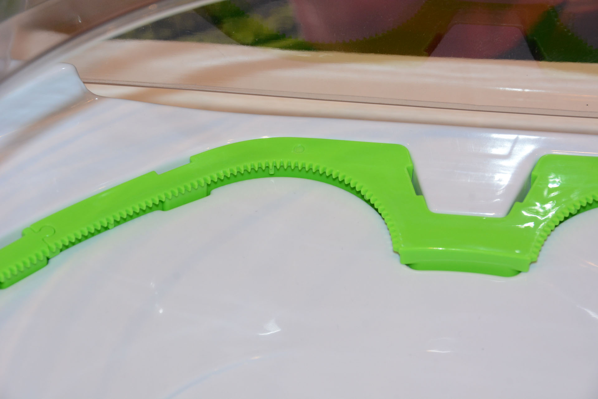 ベイの軸のギアと、コースのレールがかみ合うことでXダッシュが生まれる