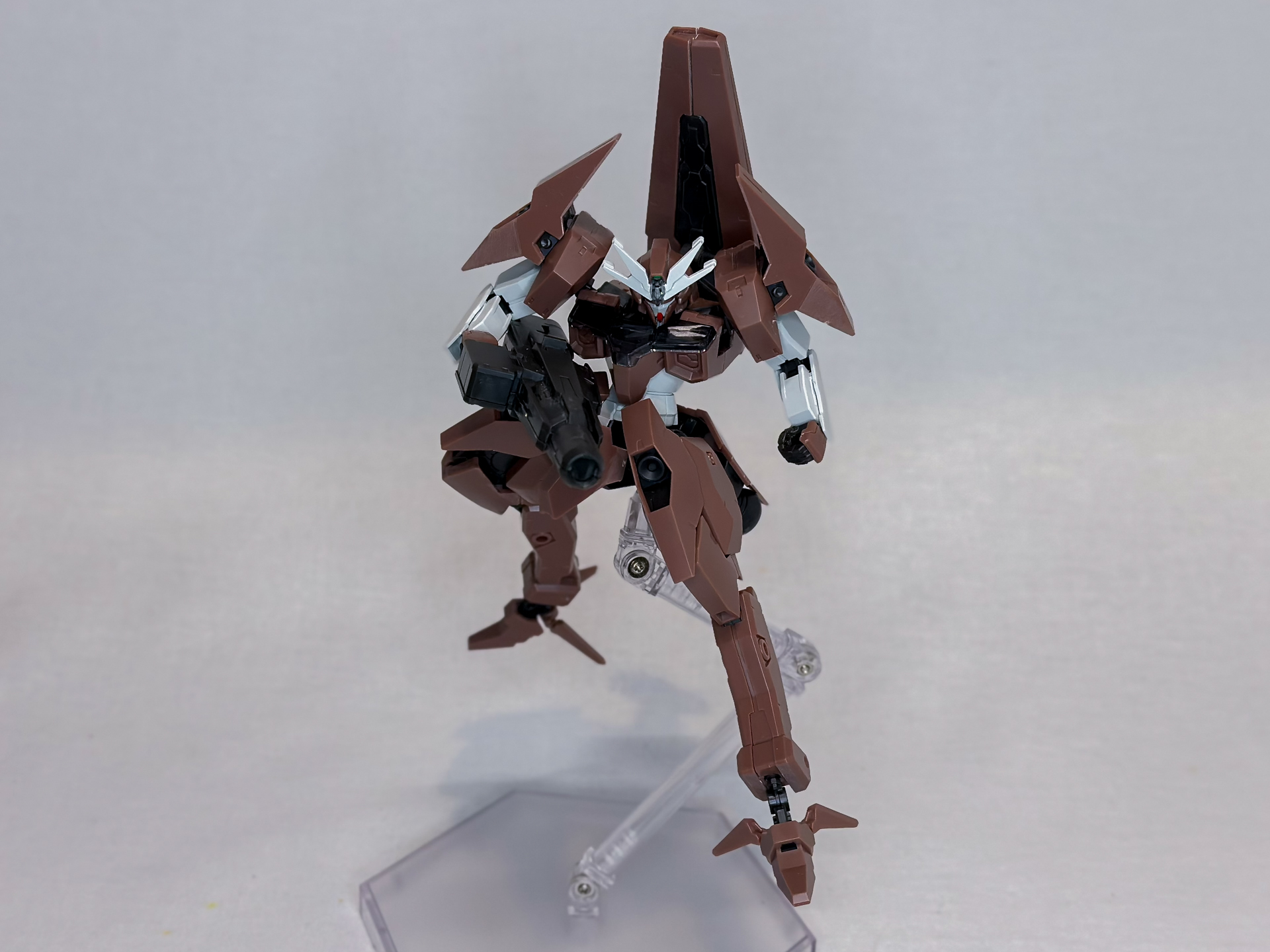 前腕と下腿の組み換えを行なったガンダムルブリスソーン。プロポーションが大きく変わりました。