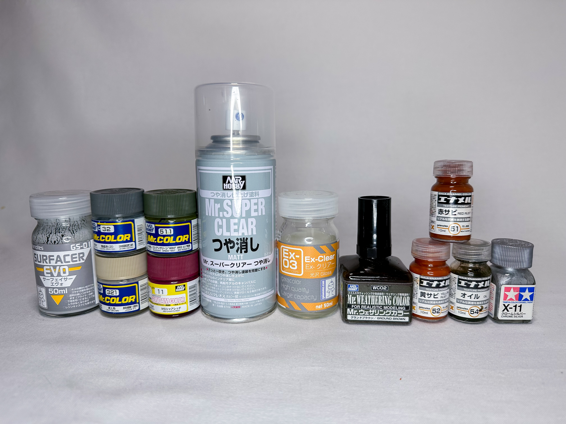 今回使用した塗料類。今回はミリタリー調の塗装ということでクレオスの塗料を使用し塗装を行なっていきます。