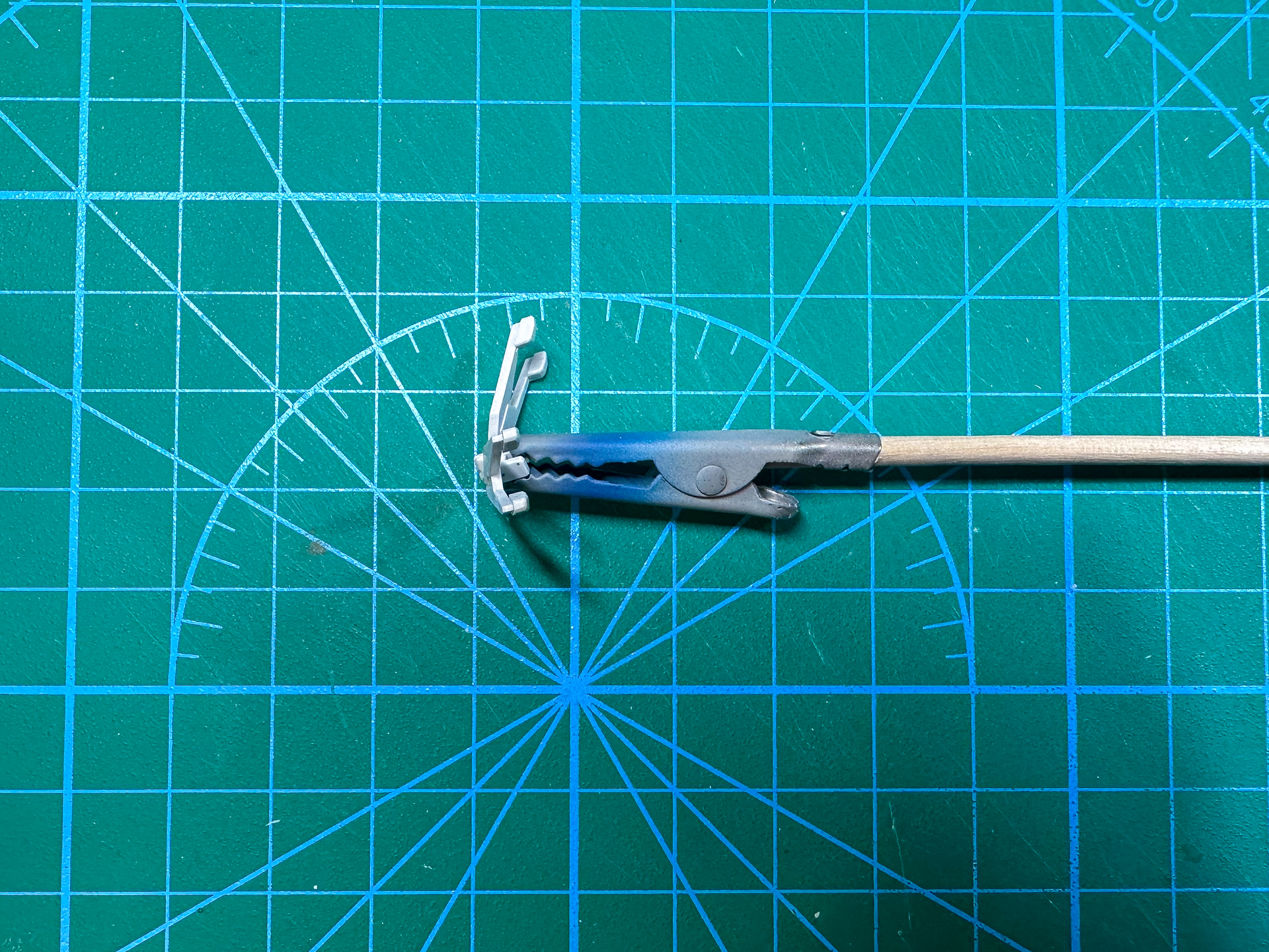 ディテールアップ前のアンテナ。安全フラッグが取り付けられており、安全化が図られています。