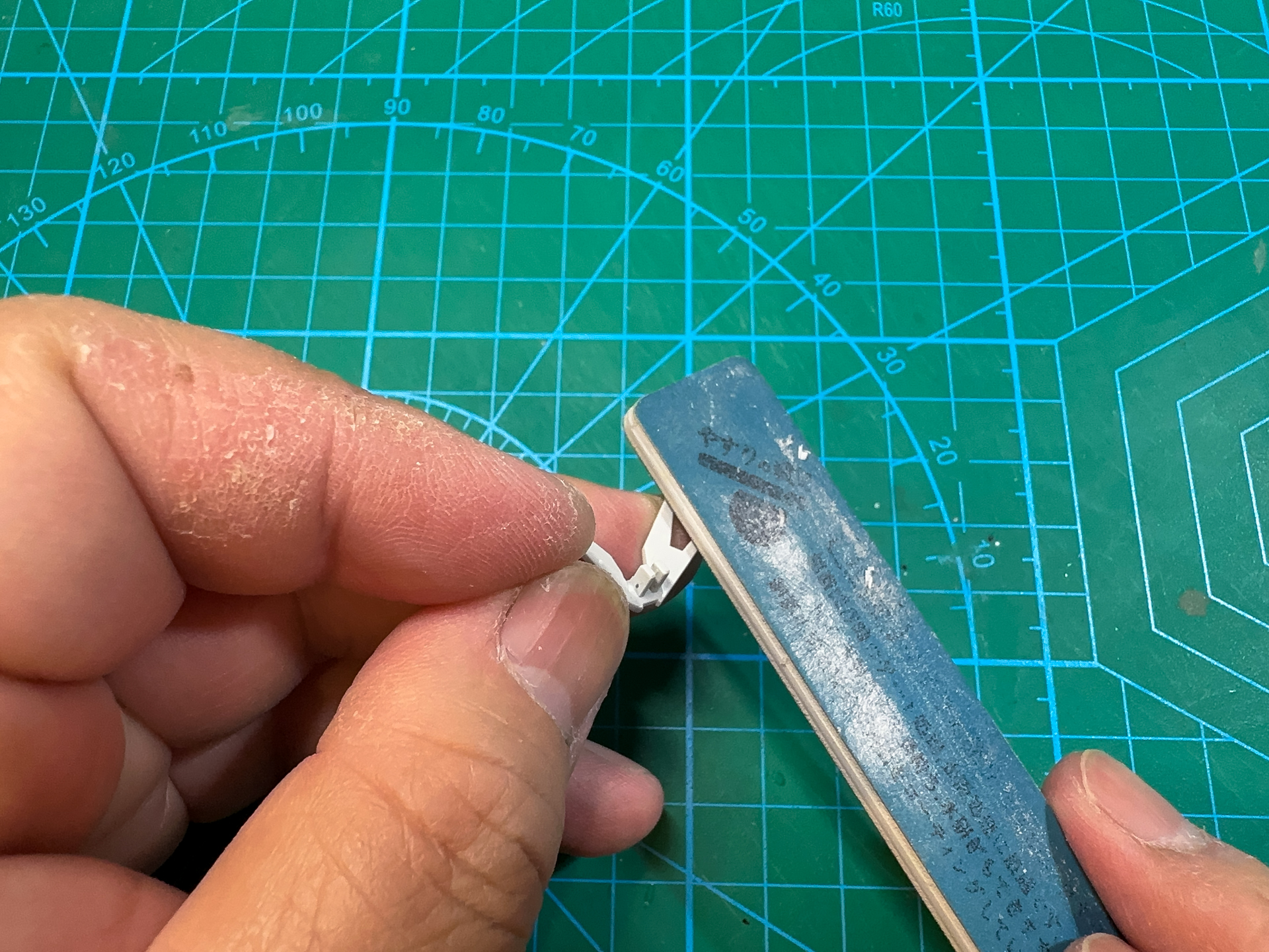 ニッパーで切断した個所をやすりで整えます。