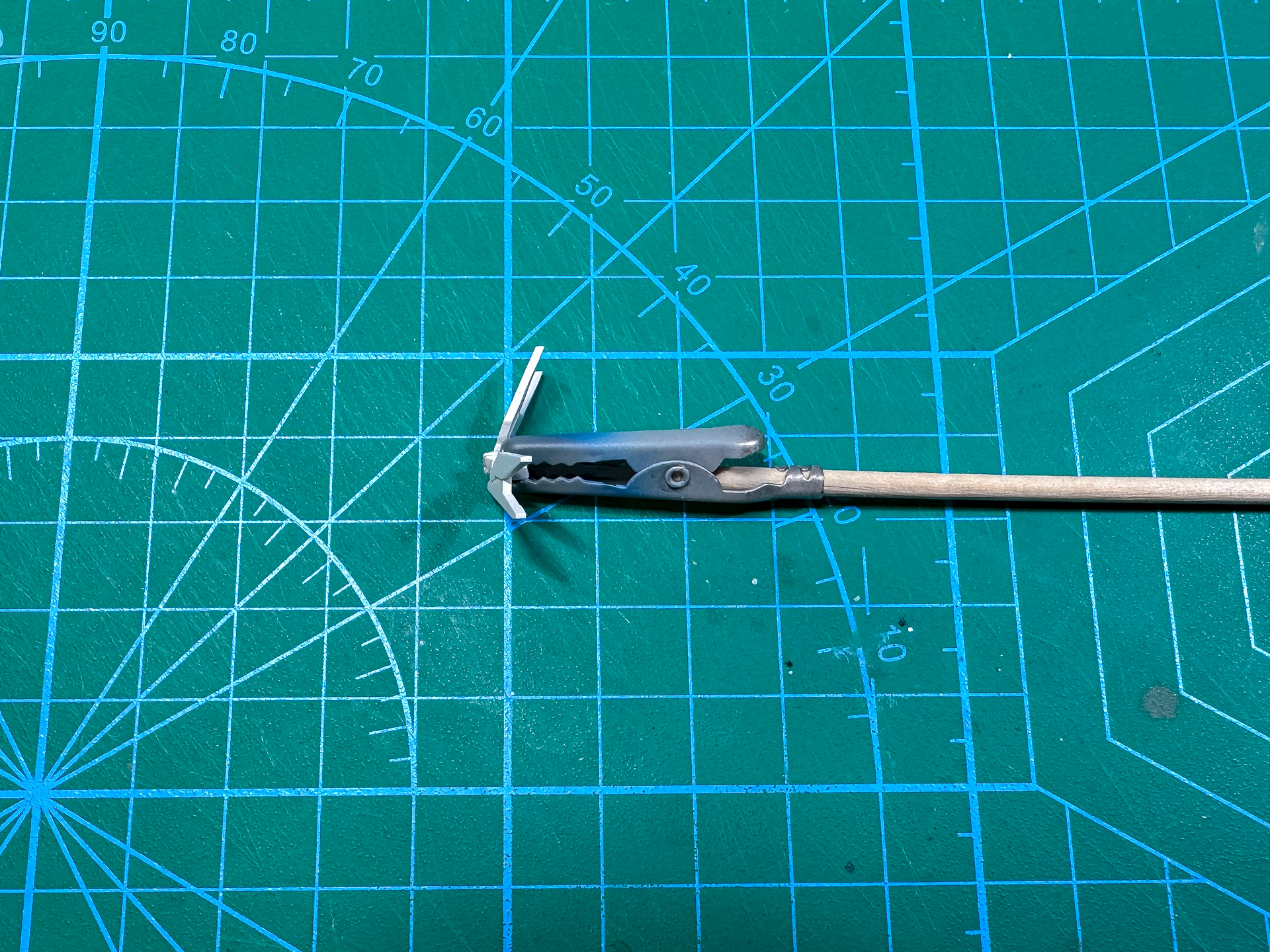 安全フラッグを除去したアンテナパーツ。安全フラッグが無いだけで大きく印象が変わりました。