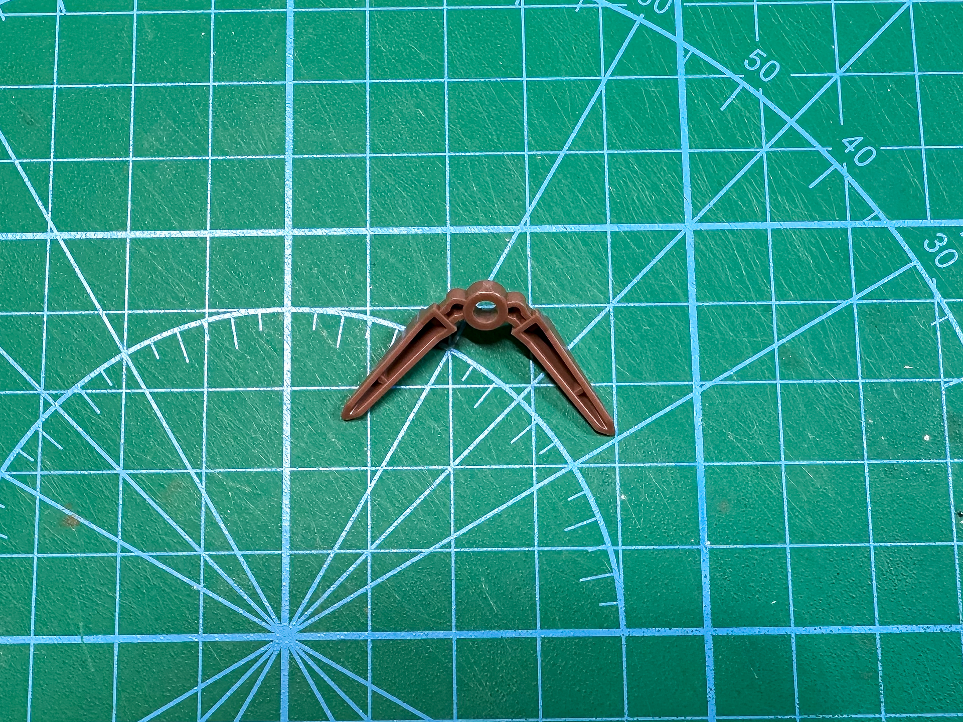 肉抜き穴があるかかとパーツ。このままではおもちゃ感が出てしまっています。