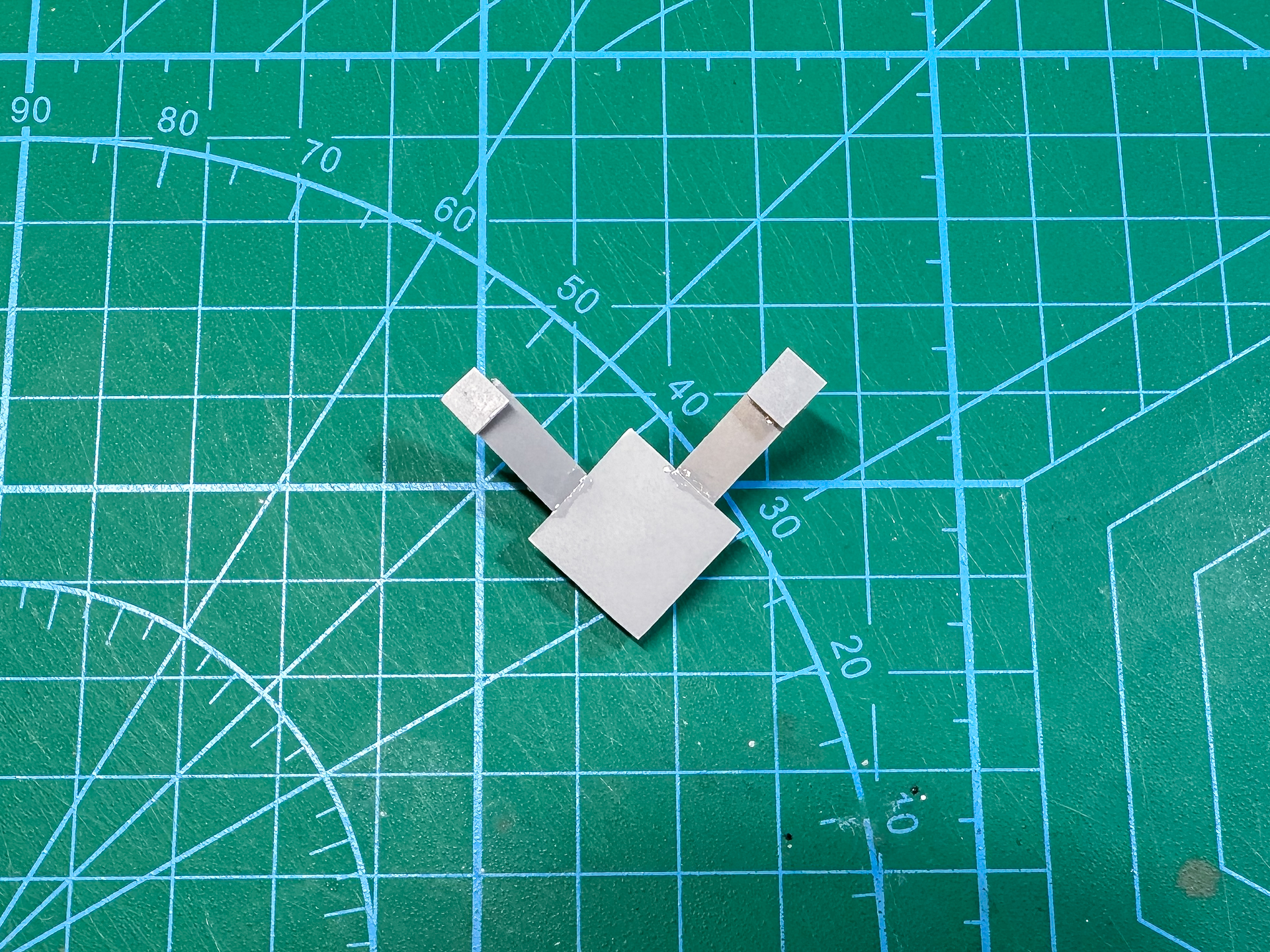 プラ板を張り付けたかかとパーツ。今回は0.3mm圧のプラ板を使用しました。