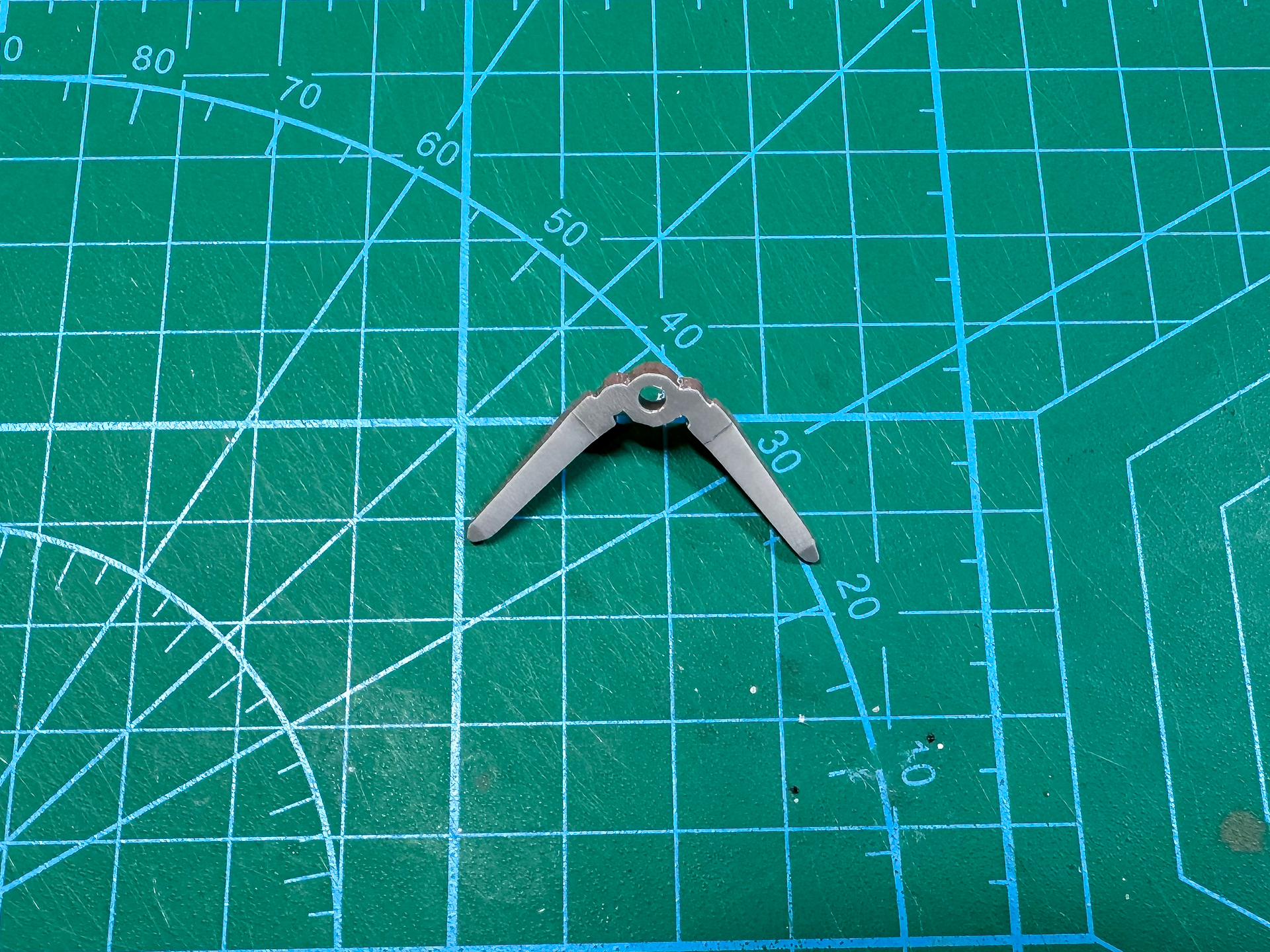 はみ出た個所を切除したかかとパーツ。塗装を行なえば肉抜き穴がわかりません。