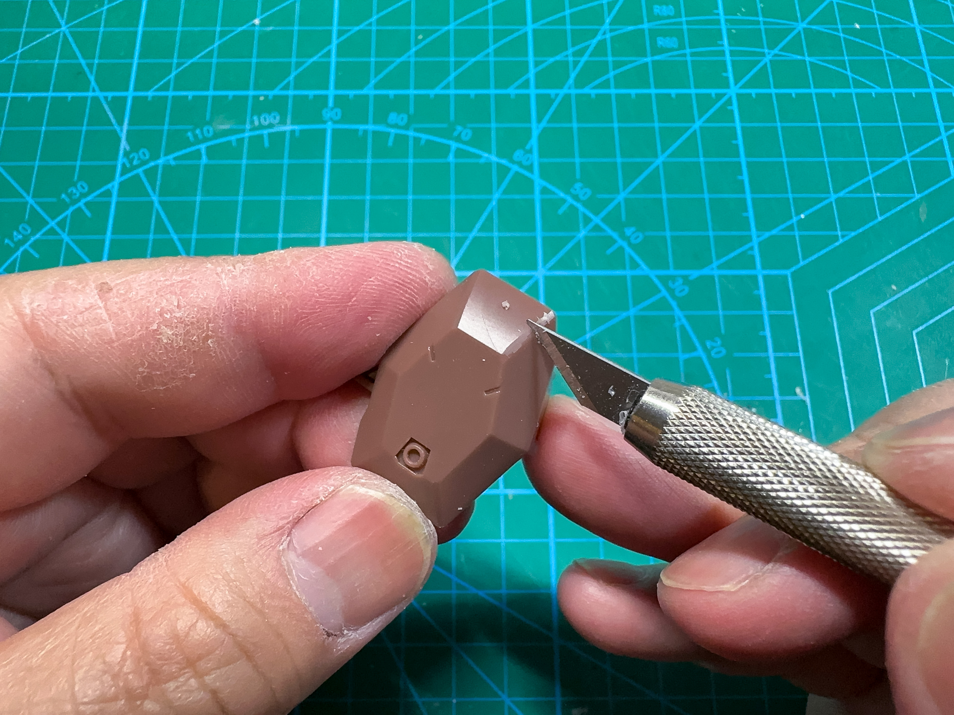 パーツのエッジ出しはゴッドハンドのエッジ出しヤスリやタミヤのモデラーズナイフを使用してエッジを立てていきます。力を入れすぎないように注意しながら加工していきます。