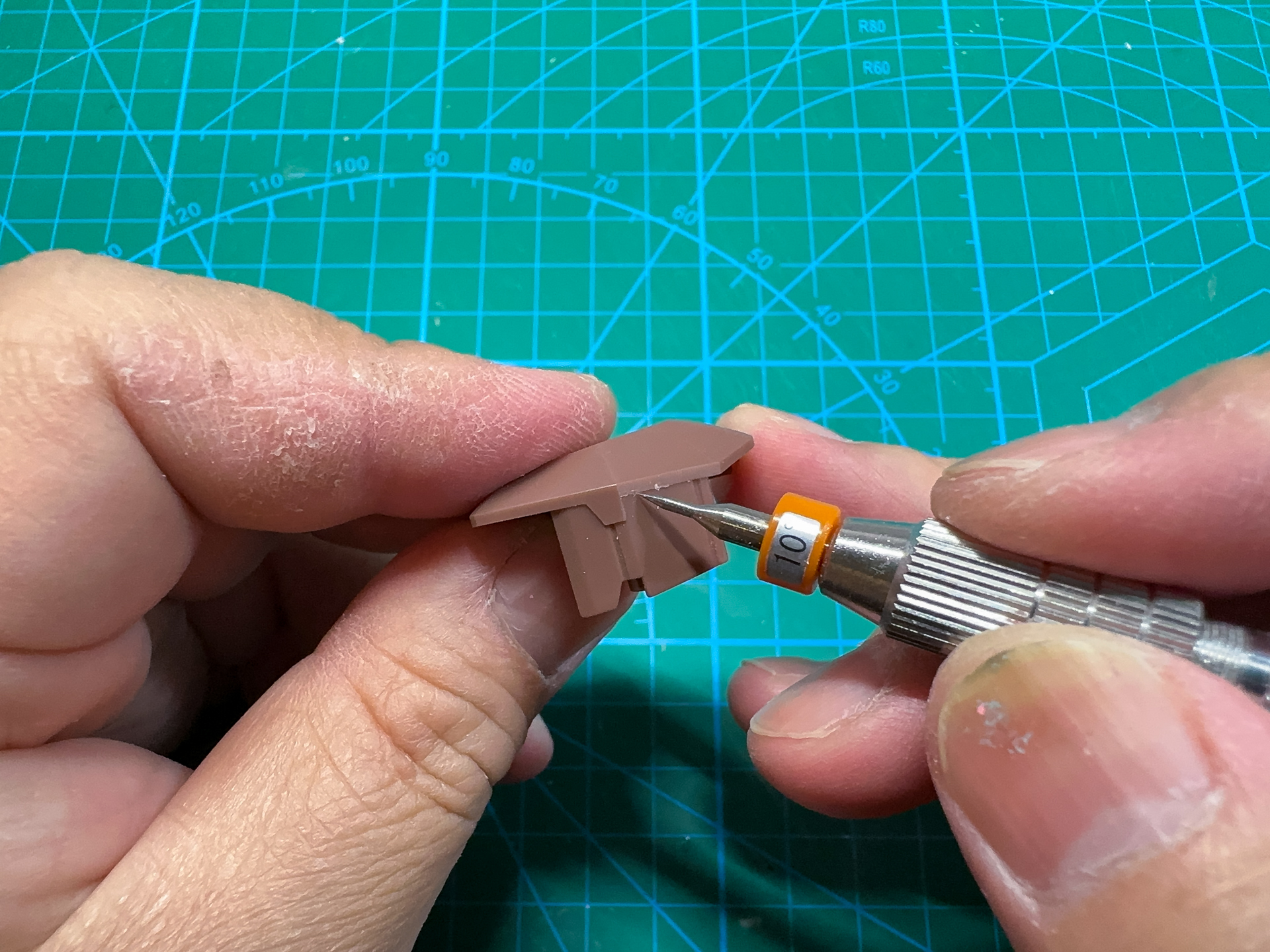 モールドの彫り直しは、ファンテックのスジ彫りカーバイト0.15、0.3、超硬けがきニードル10°の中から適宜選択して使用していきます。