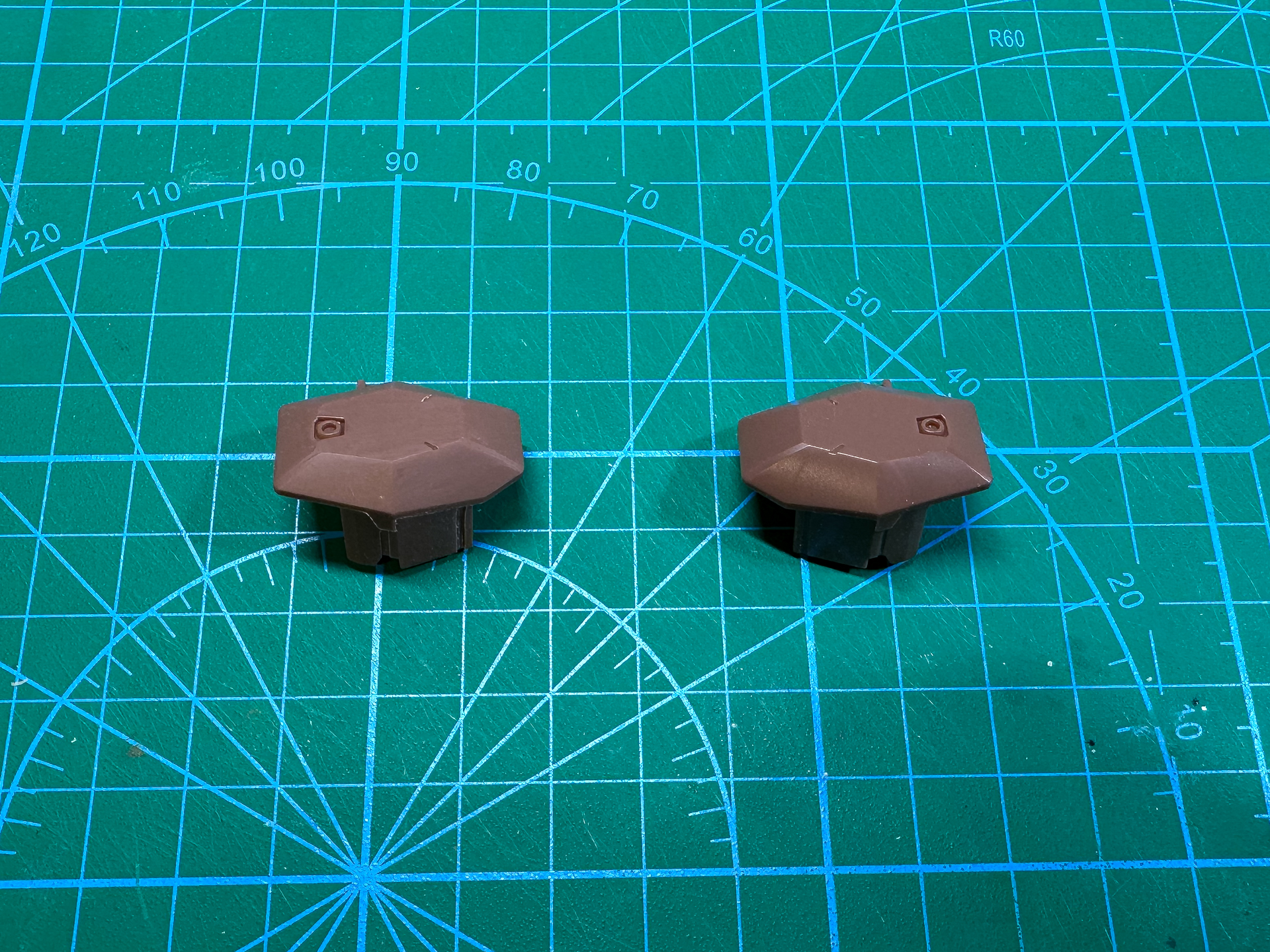 加工前のパーツ（右）と加工後のパーツ（左）の比較。エッジとモールドがはっきりすることでパーツのメリハリが出ます。