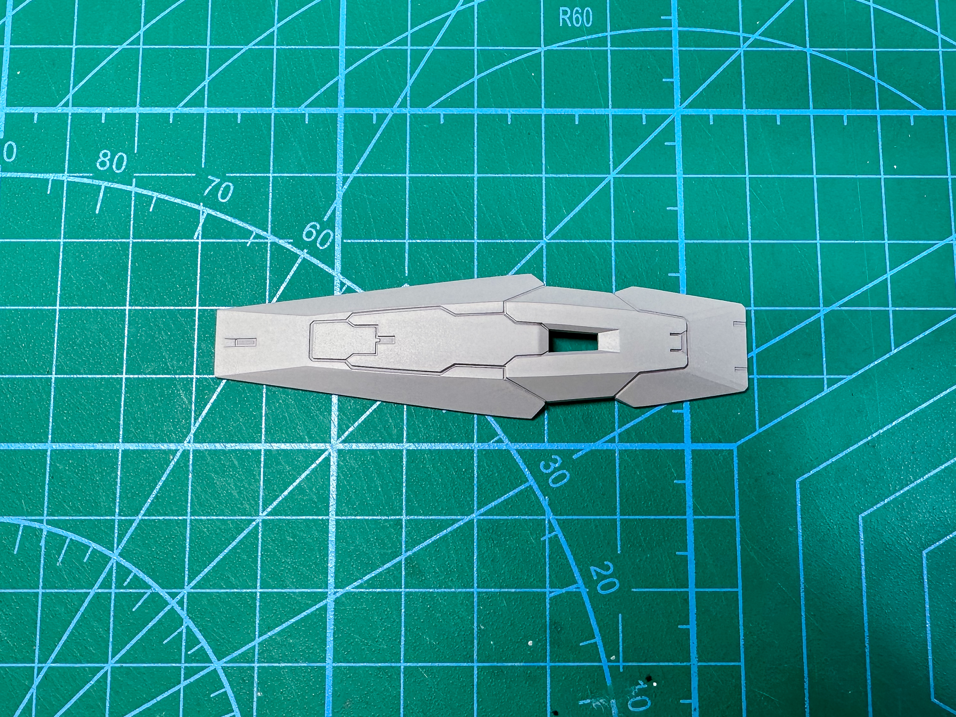 サーフェイサーを塗布したシールドパーツ。パーティングラインの処理忘れ等があればこの時点で処理を行ないます。