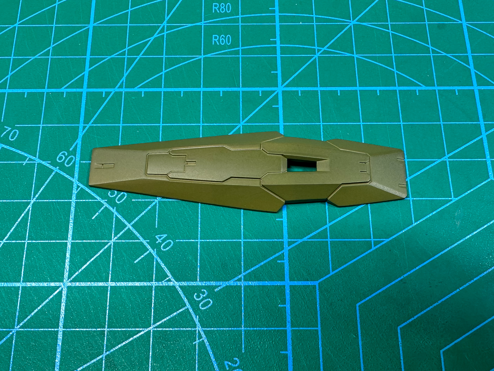 グリーン部分を塗装したシールドパーツ。Mr.カラー AFV・戦車模型用特色は塗装するだけで実在兵器のような雰囲気が出ます。