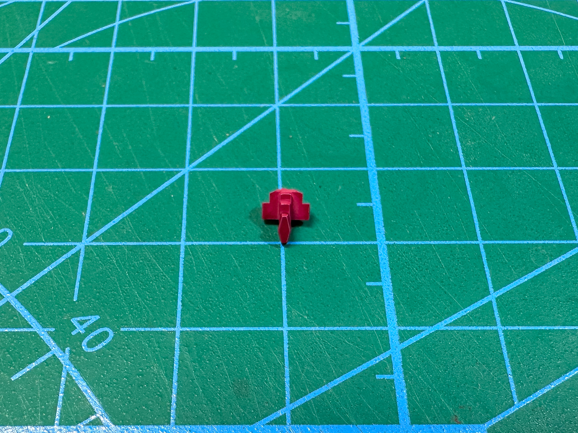 レッド部分を塗装した顎パーツ。落ち着いた赤色に仕上がりました。