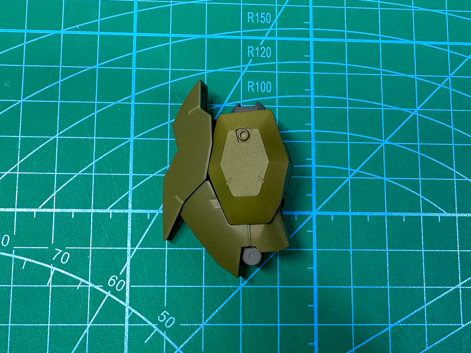 ウェザリング前の大腿部パーツ。このままでも十分にかっこよく仕上がってはいますが、ウェザリングによってよりリアルに仕上げていきます。