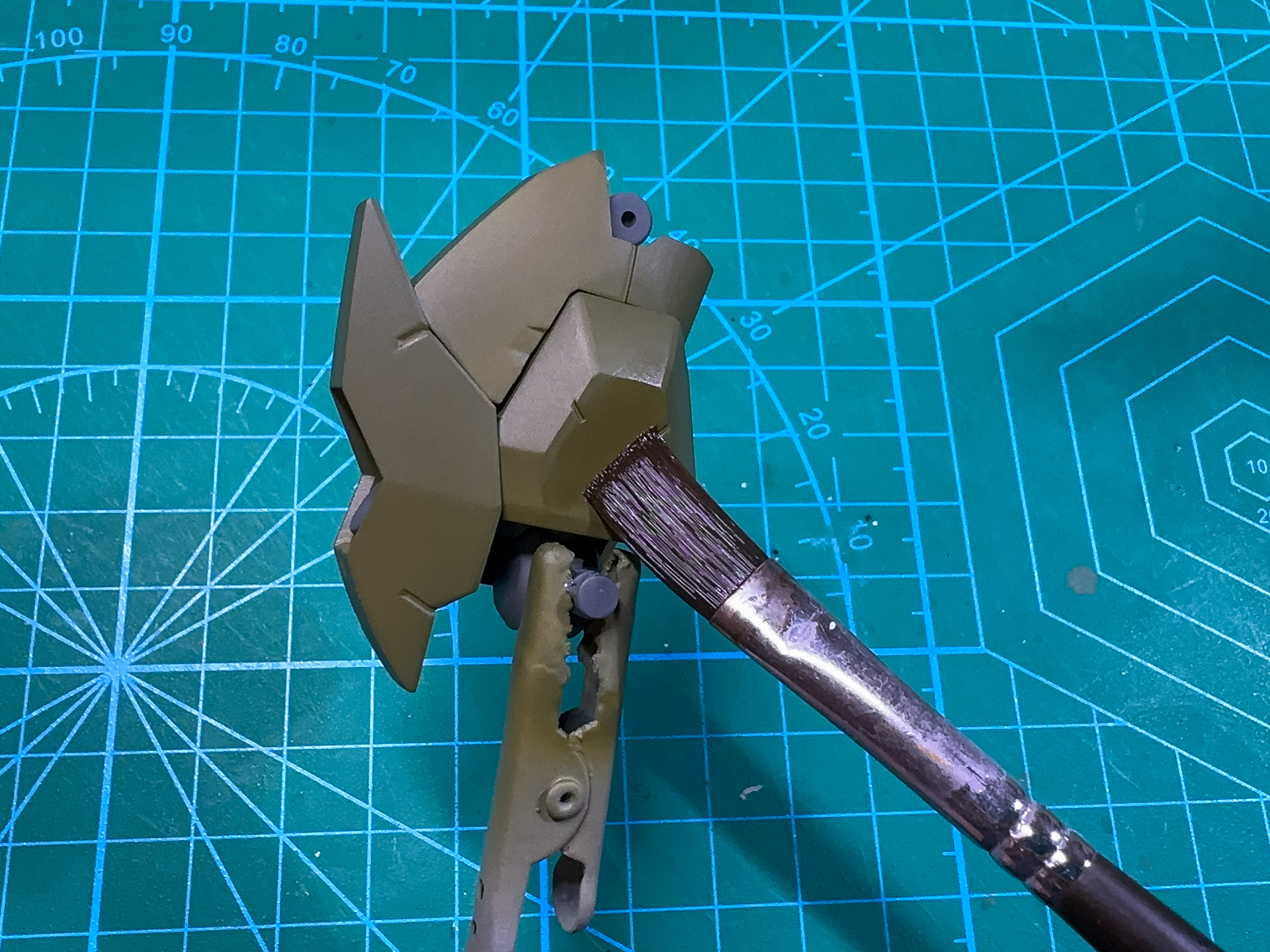 希釈した塗料を筆でパーツ全体に塗広げていきます。