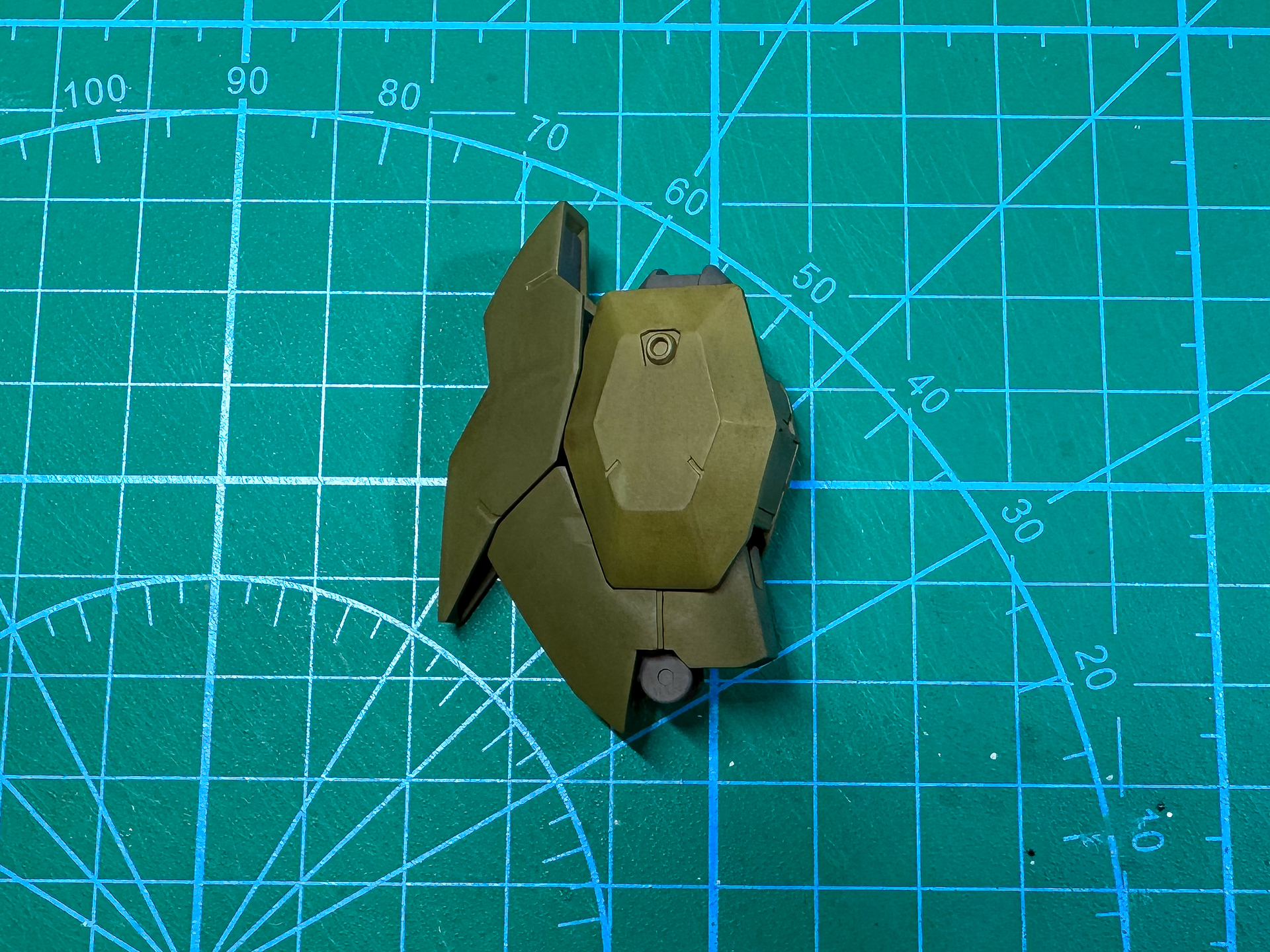 ウォッシングを行なった大腿部パーツ。全体に焦茶色を塗布することで土汚れを表現しています。