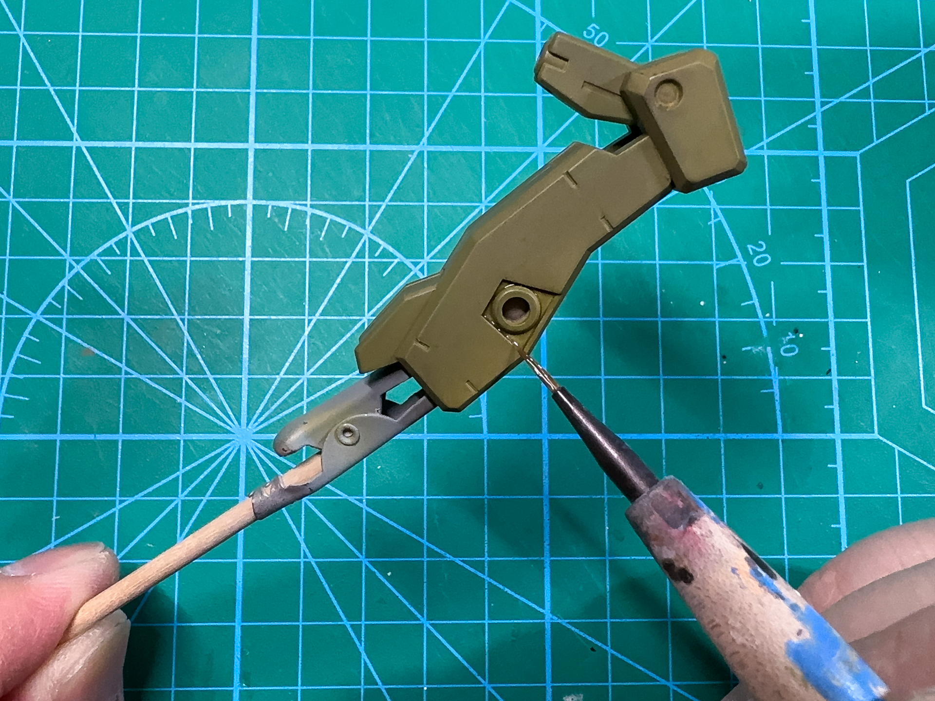 ピンウォッシュは墨入れと同じ要領で汚す個所に塗料を流しいれていきます。可動部や外装の境目を狙って塗装していきます。