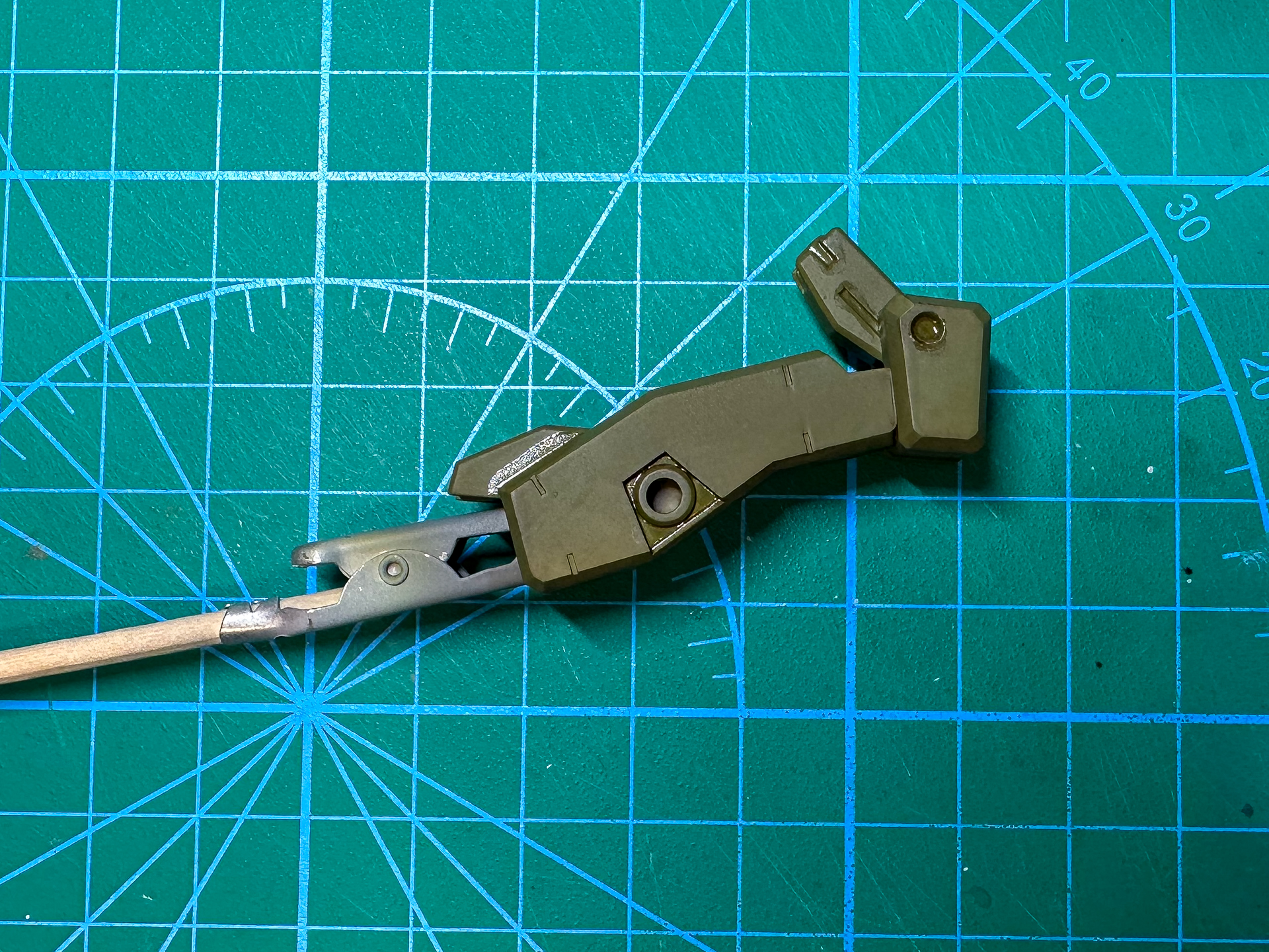 ピンウォッシュを行なった腕部パーツ。ピンウォッシュを行なった箇所がかすかに光を反射し、オイルが溜まっているように見えます。