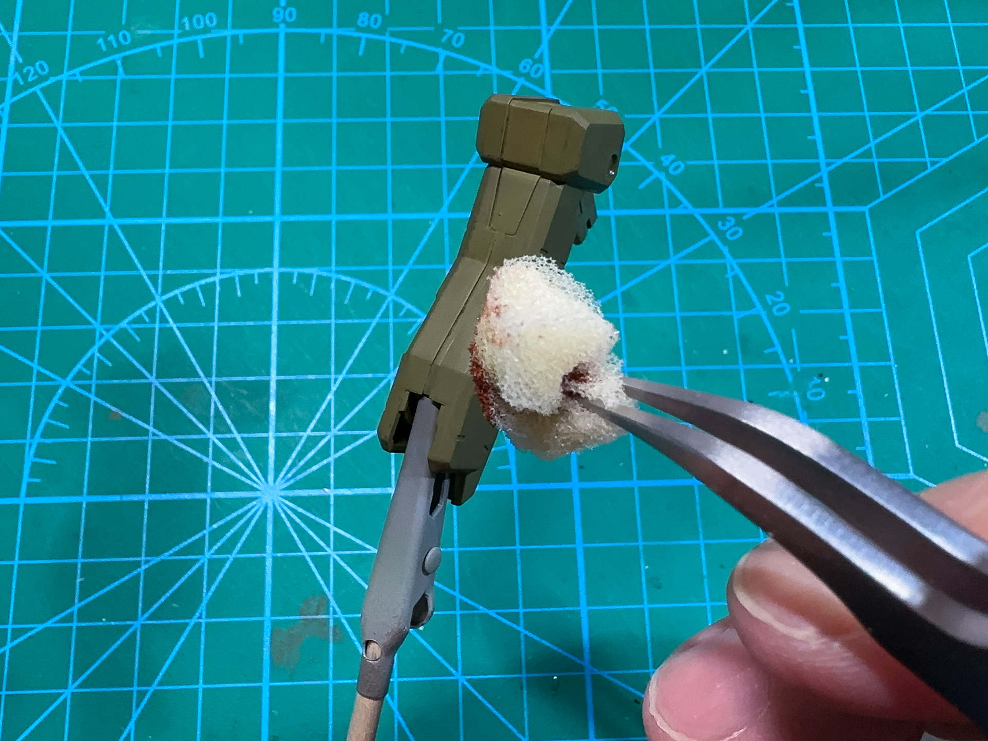 スポンジチッピングは塗料を含ませたスポンジをスタンプのようにパーツに押し当てることでランダムパターンをパーツに塗装していきます。スポンジチッピングをする際には塗料をスポンジに含ませすぎないようにすると、きれいなランダムパターンを塗装することができます。