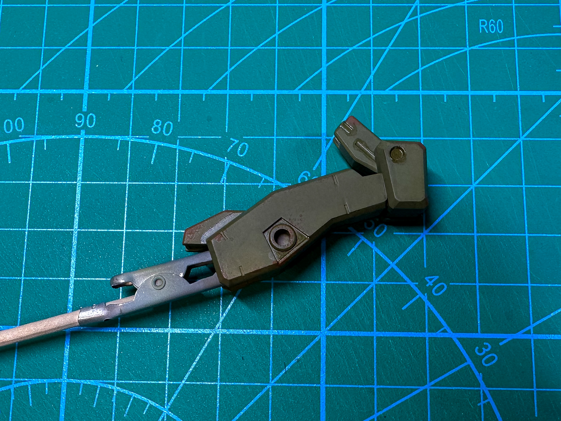 スポンジチッピングを行なった腕部パーツ。スポンジチッピングを行なうことで経年劣化が表現できます。