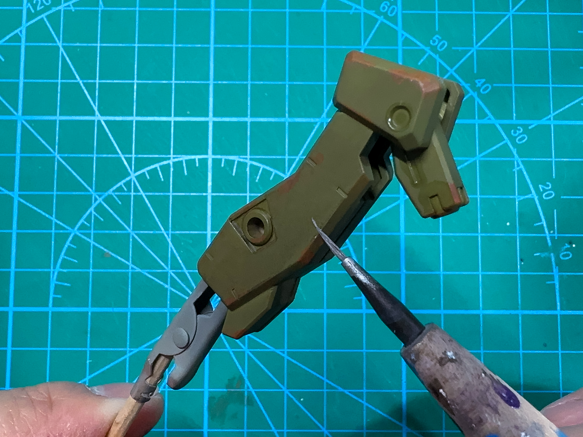 面相筆を使用してパーツのエッジにクロムシルバーを塗布していきます。塗布する箇所をランダムにし、エッジ部に細く塗布していきます。