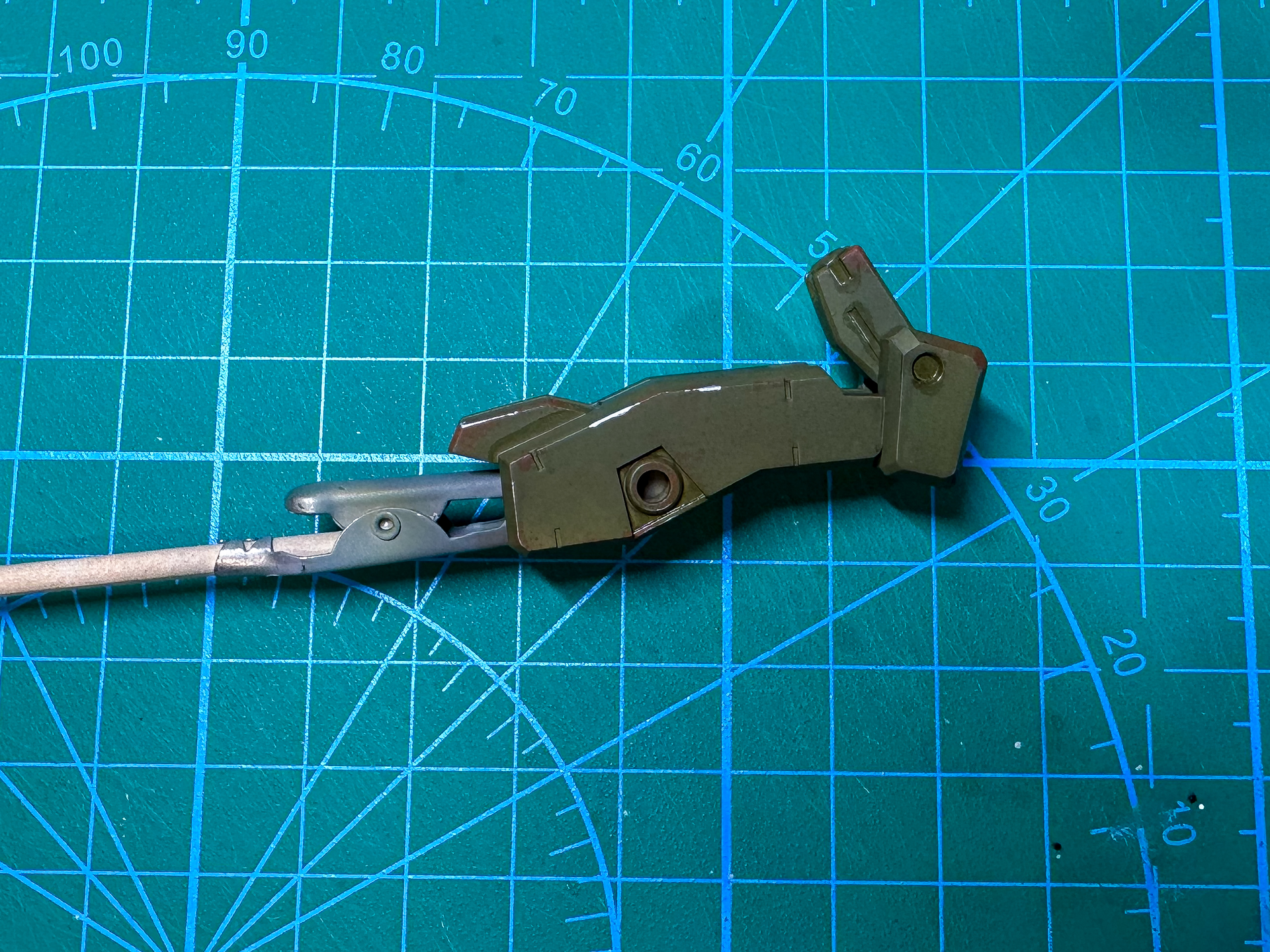 塗装が完了した腕部パーツ。過酷な運用によるダメージが表現できました。