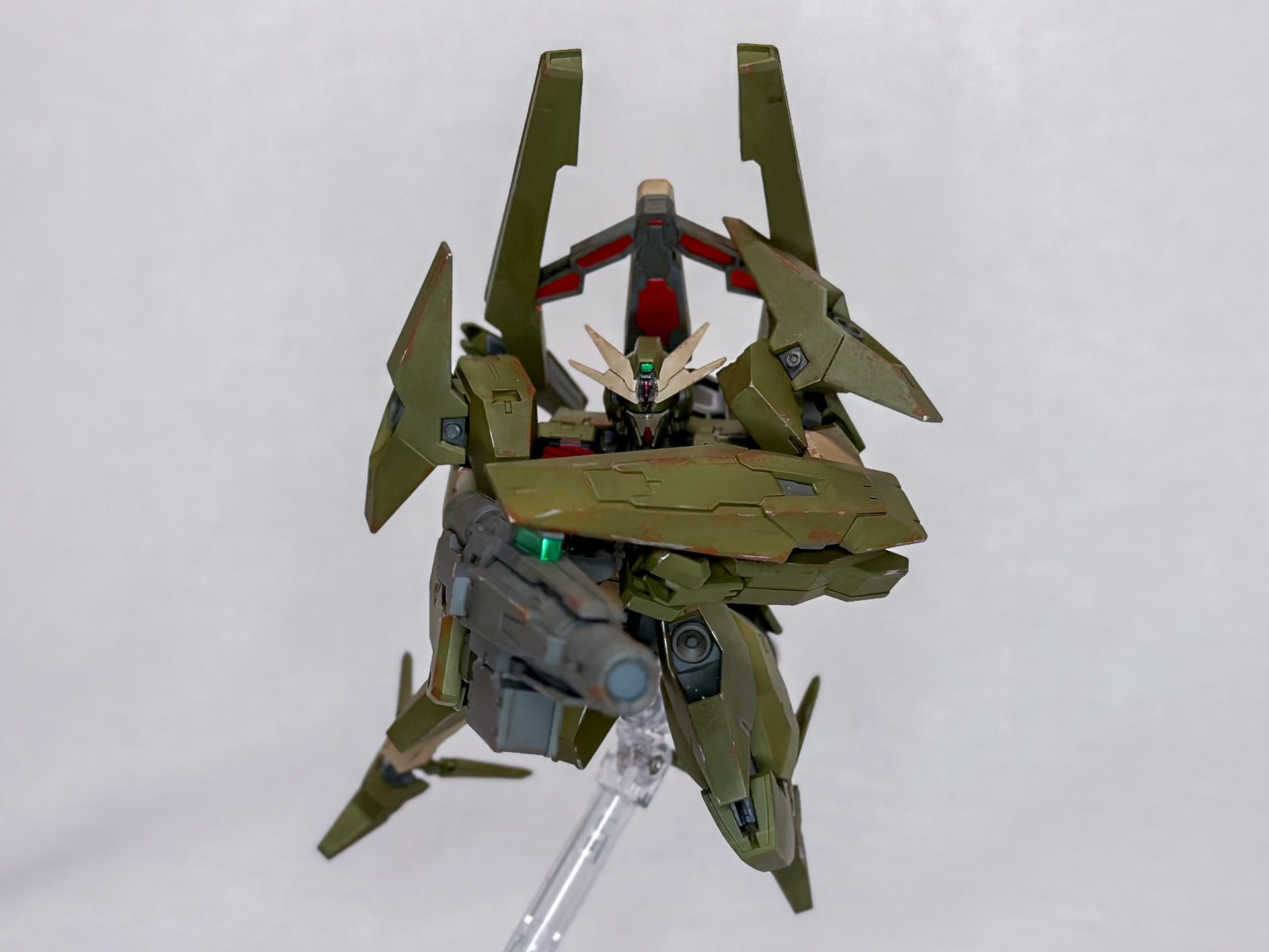 ビームディフューズガンを構えてみました。体型も相まってビームディフューズガンが大きく見えます。