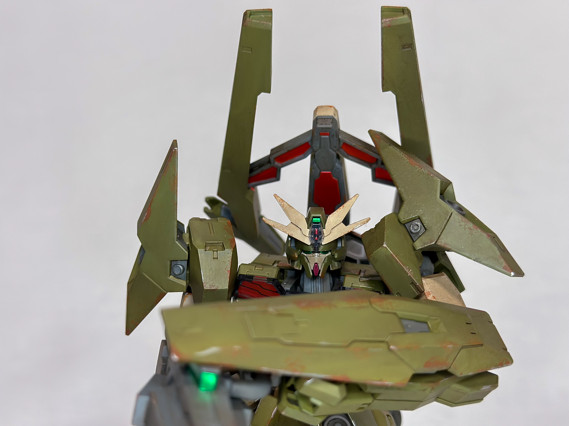 頭部はガンダムルブリスウルと比べるとスマートな印象があります。