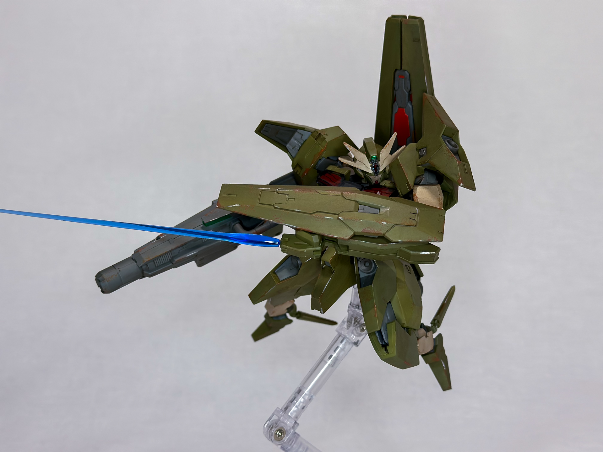 ビームサーベルを構えてみました。ガンダムルブリスソーンは腕部が長いのでビームサーベルも長く感じます。