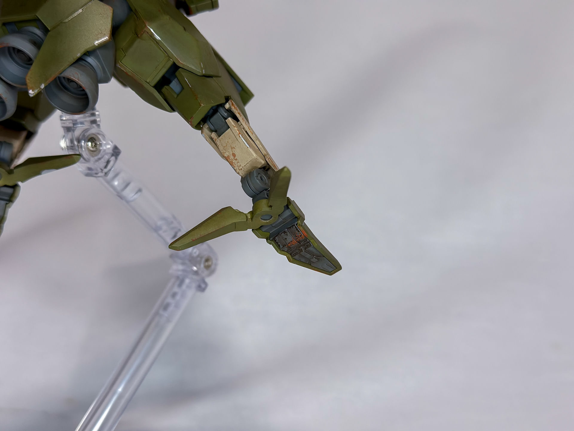 足裏は肉抜き穴を塞いだのでスタンドで浮かせても映えます。