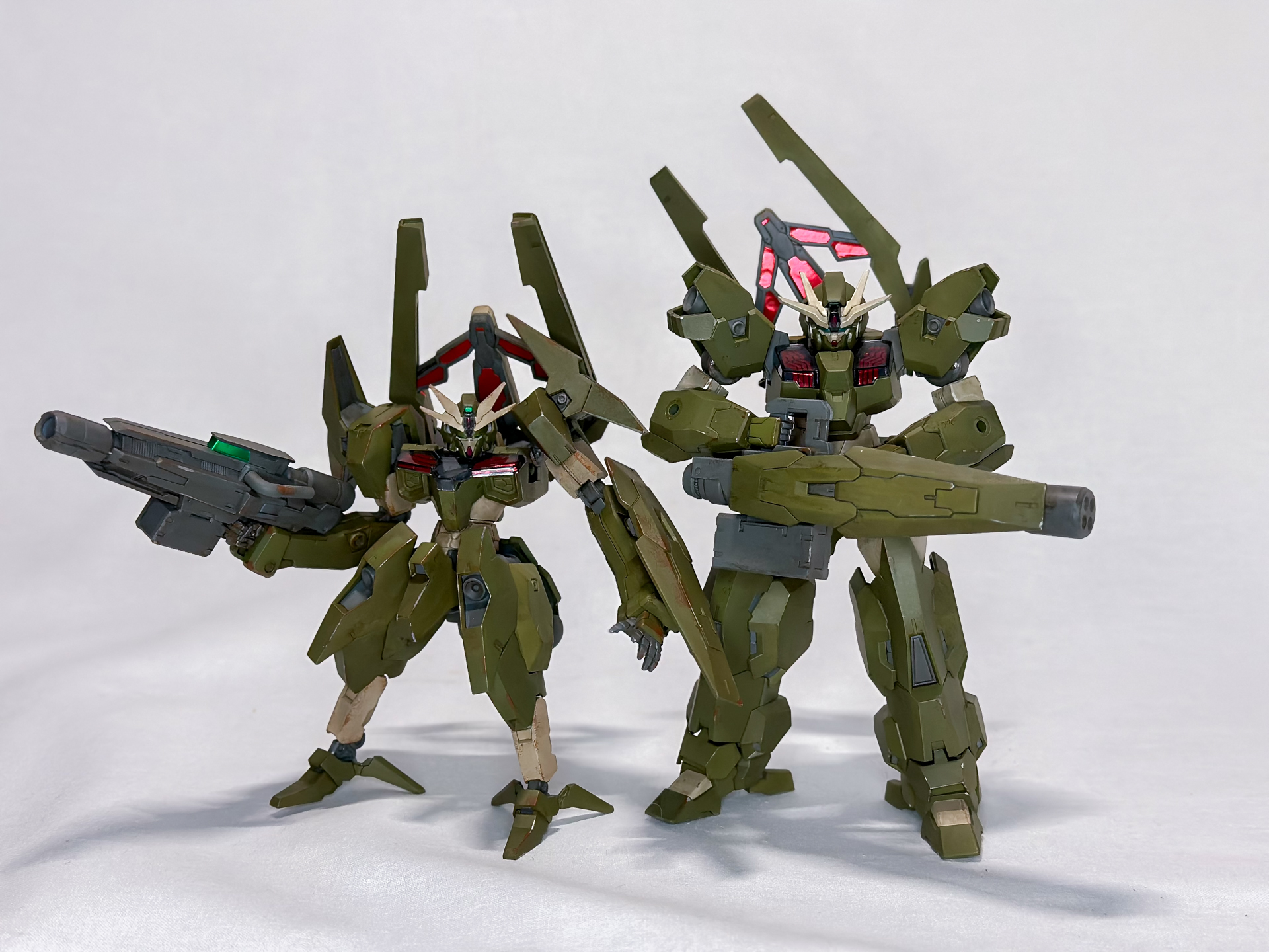 以前制作したガンダムルブリスウルと合わせて撮影してみました。配色を統一することで姉妹機のようになりました。