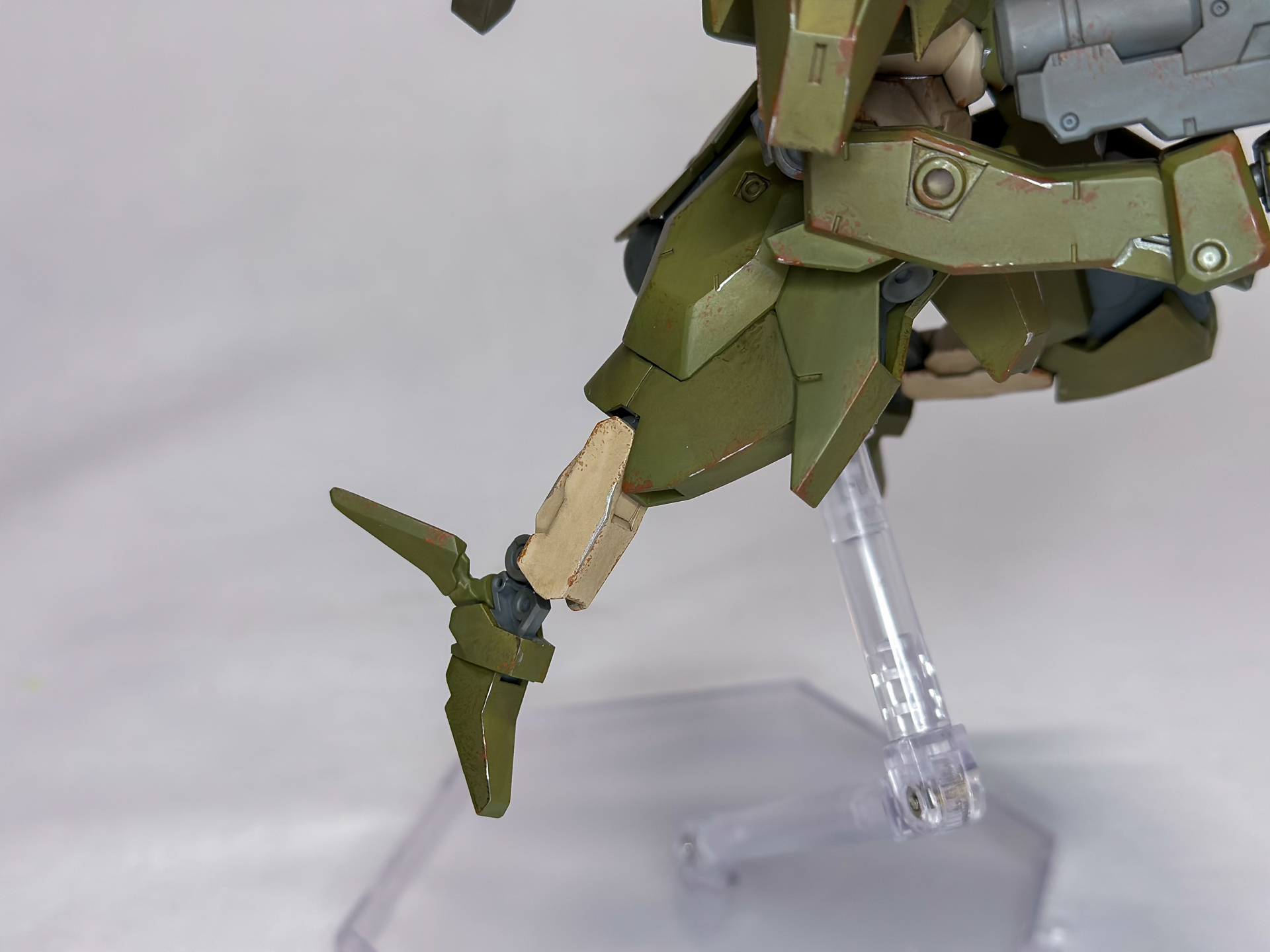 足裏は肉抜き穴を塞いだのでスタンドで浮かせても映えます。