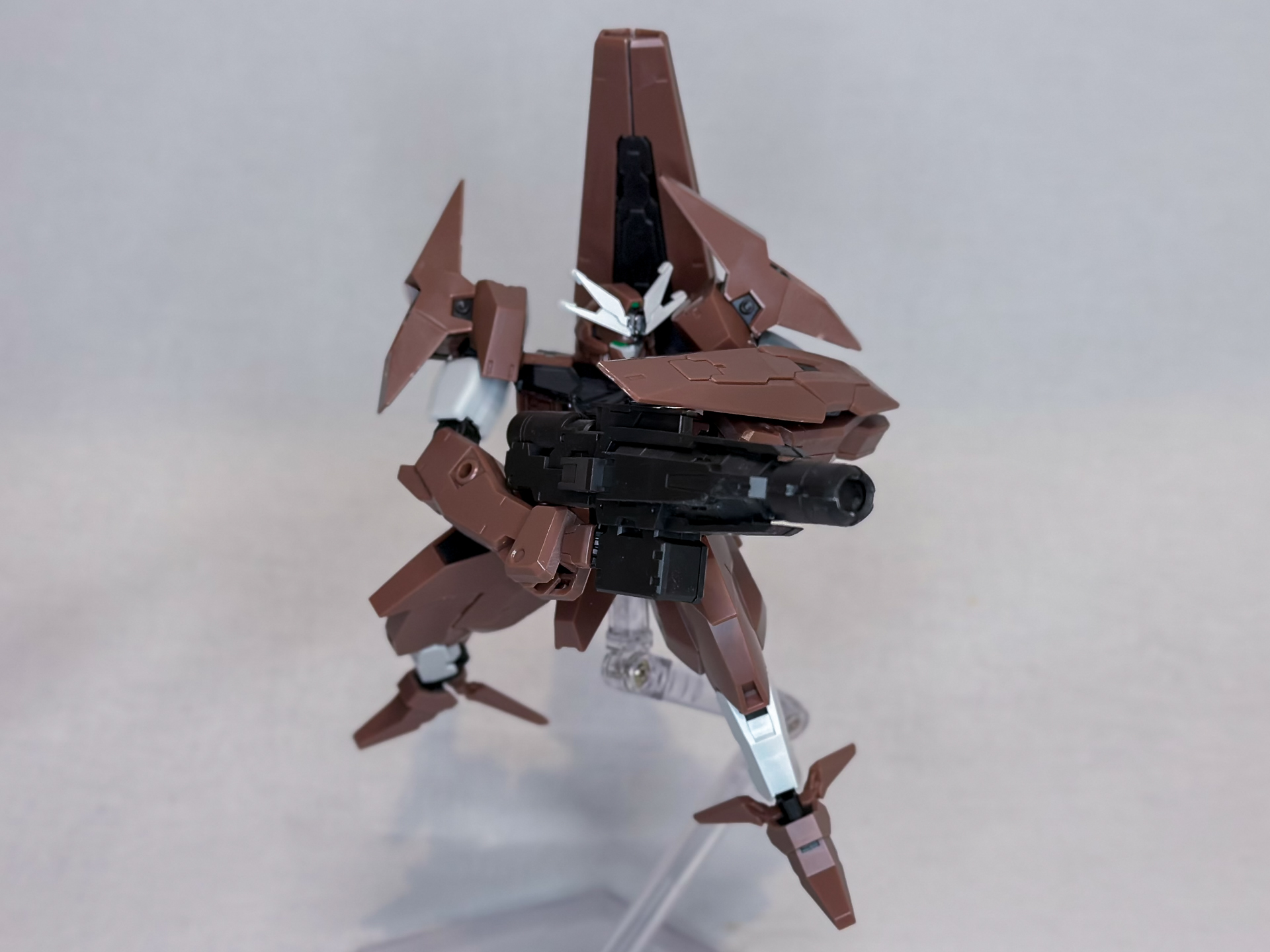 散弾のようにビームを放射する火器「ビームディフューズガン」を装備している。