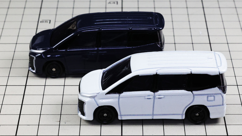 サイド：姉妹車のノアとおなじボディは四角く、使い勝手がよさそう