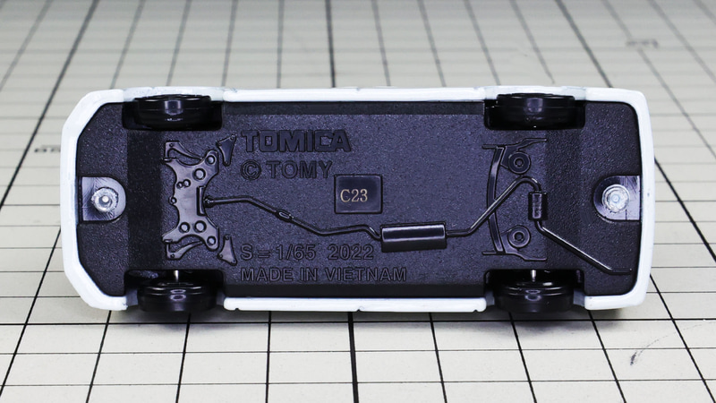 底面：リア側のE-FourのモールドがないのでFF車と想像されます